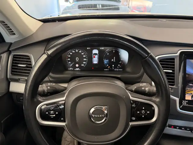 Volvo XC90 view 8