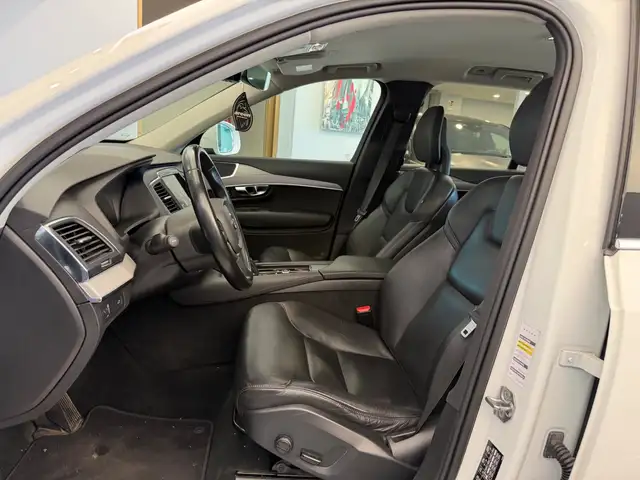 Volvo XC90 view 7