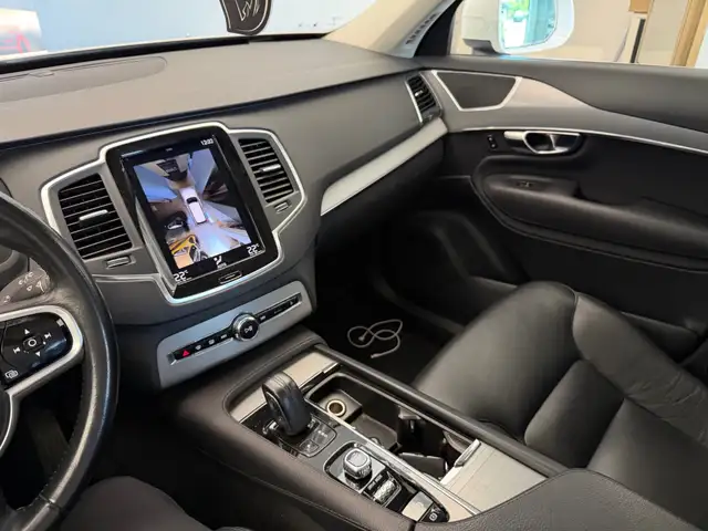 Volvo XC90 view 5