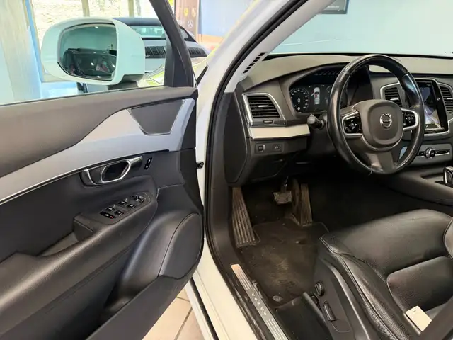 Volvo XC90 view 6