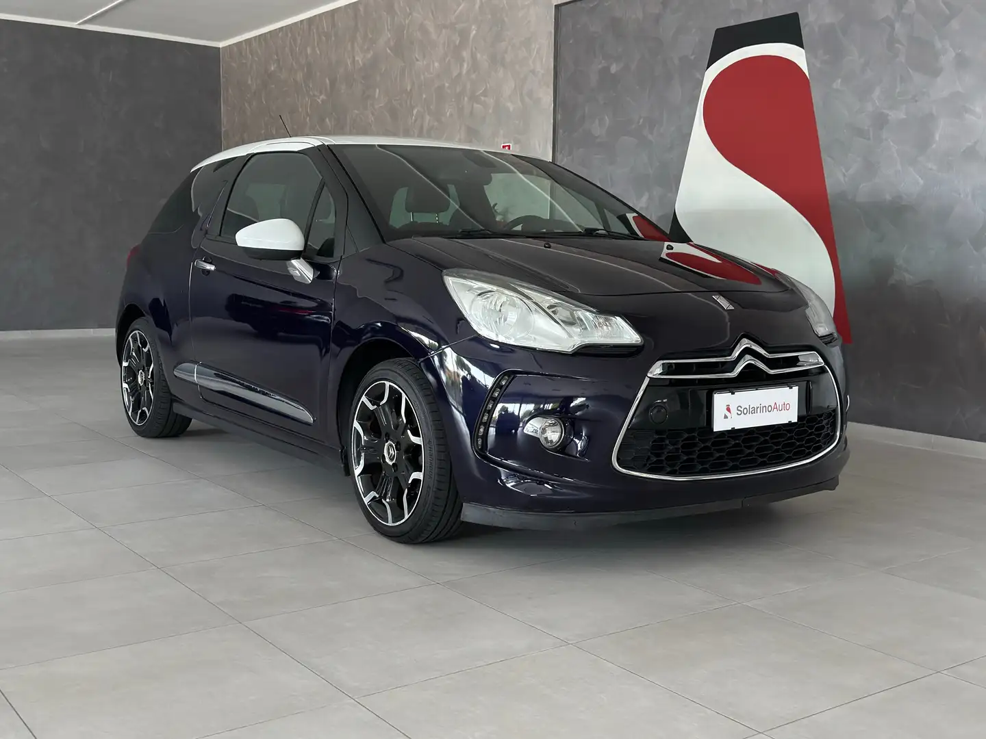 DS Automobiles DS 3 DS3 1.2 (vti) So Chic 82cv -Unico Propr-Neo Patent Bleu - 1