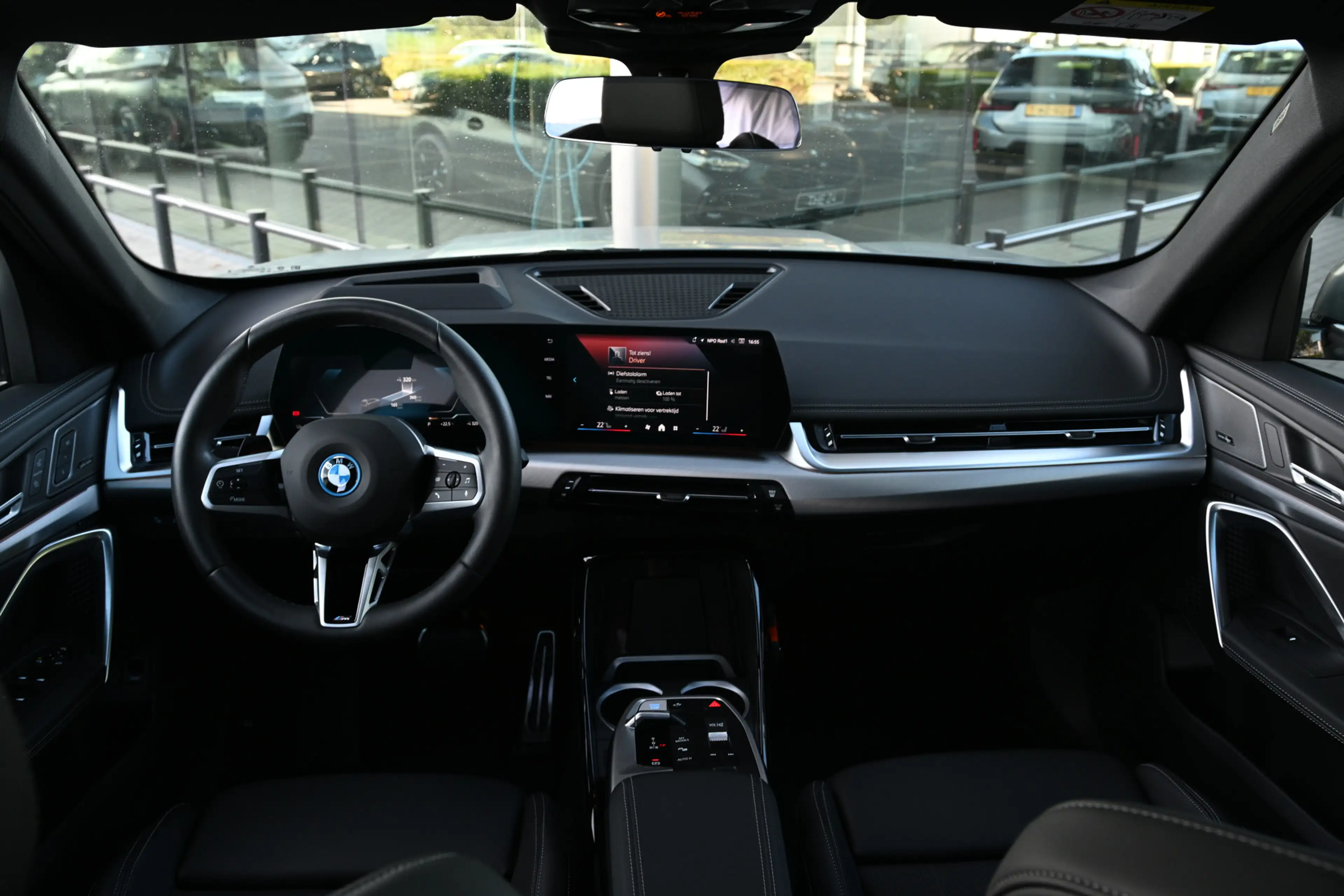 BMW iX1 eDrive20 M Sport / Panoramadak / Sportstoelen / Co — photo 8