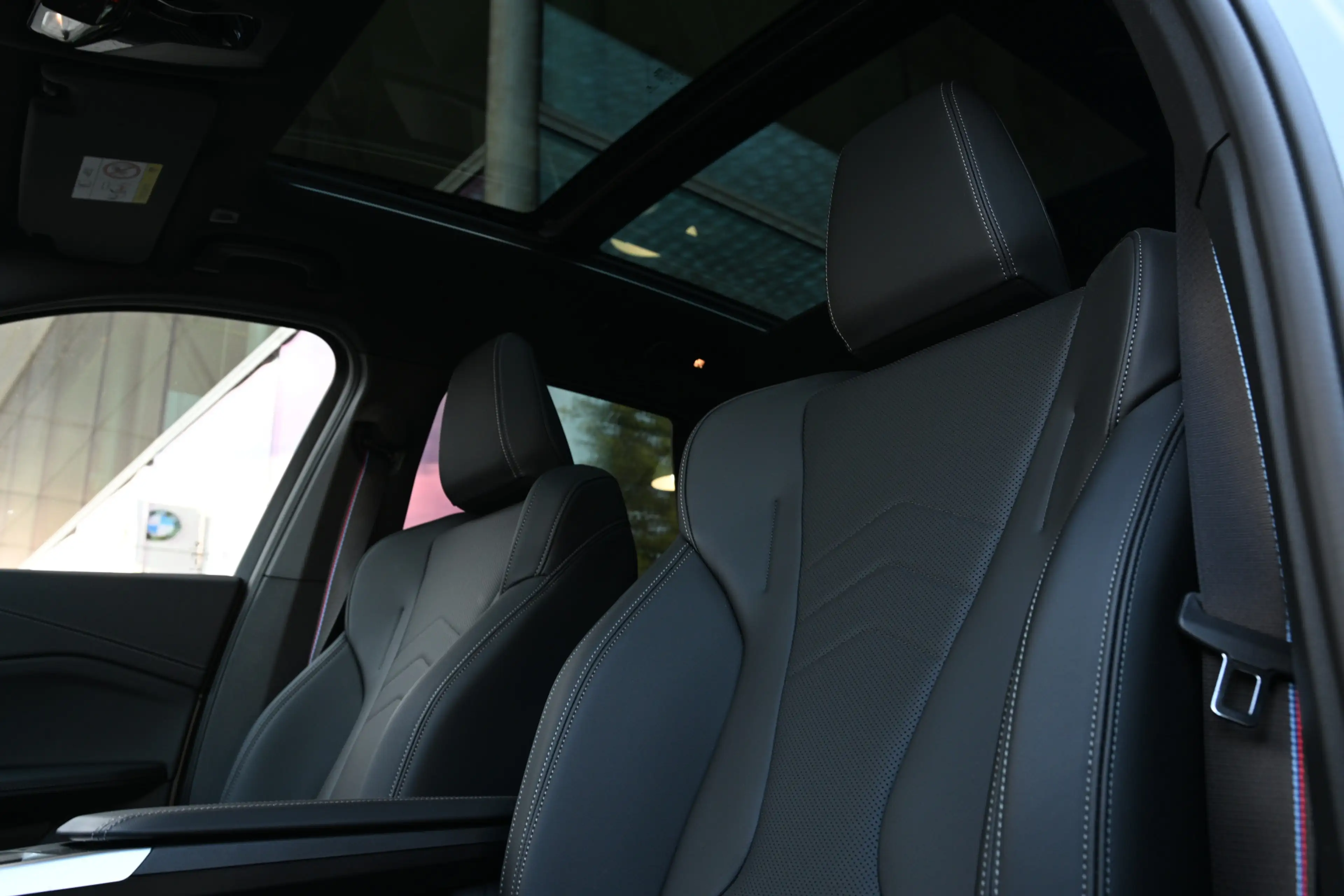 BMW iX1 eDrive20 M Sport / Panoramadak / Sportstoelen / Co — photo 4