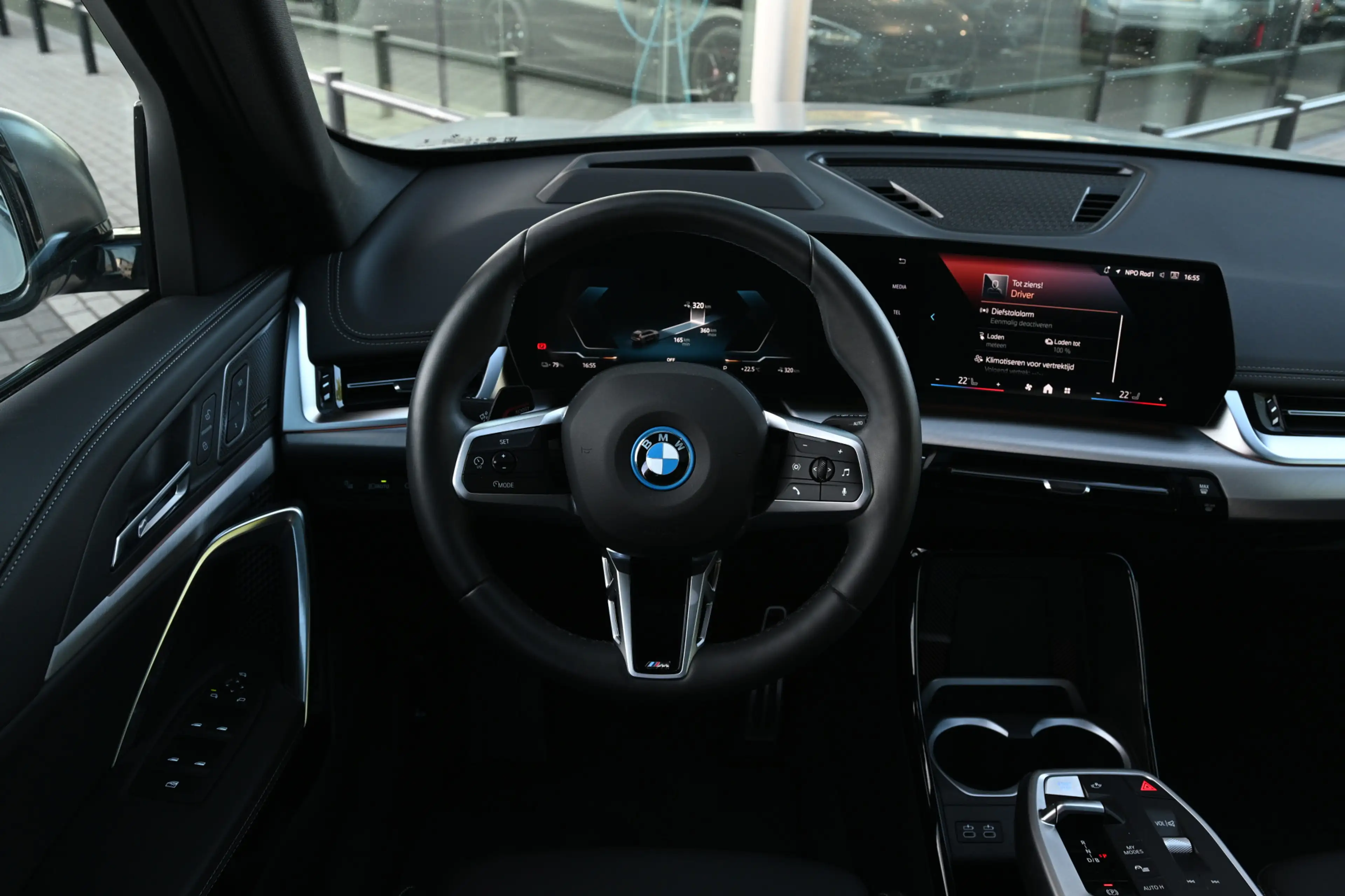 BMW iX1 eDrive20 M Sport / Panoramadak / Sportstoelen / Co — photo 6