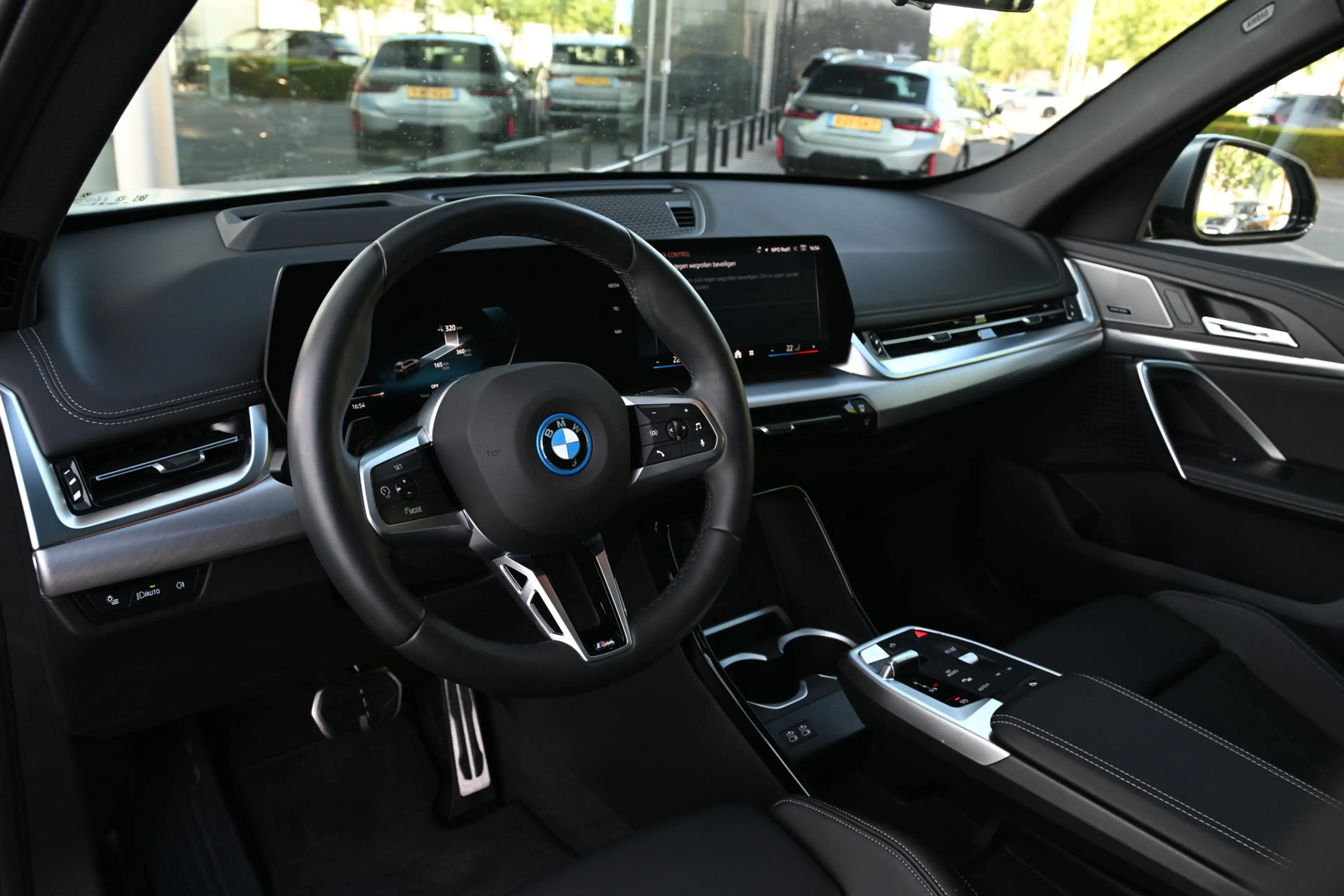 BMW iX1 eDrive20 M Sport / Panoramadak / Sportstoelen / Co — photo 2