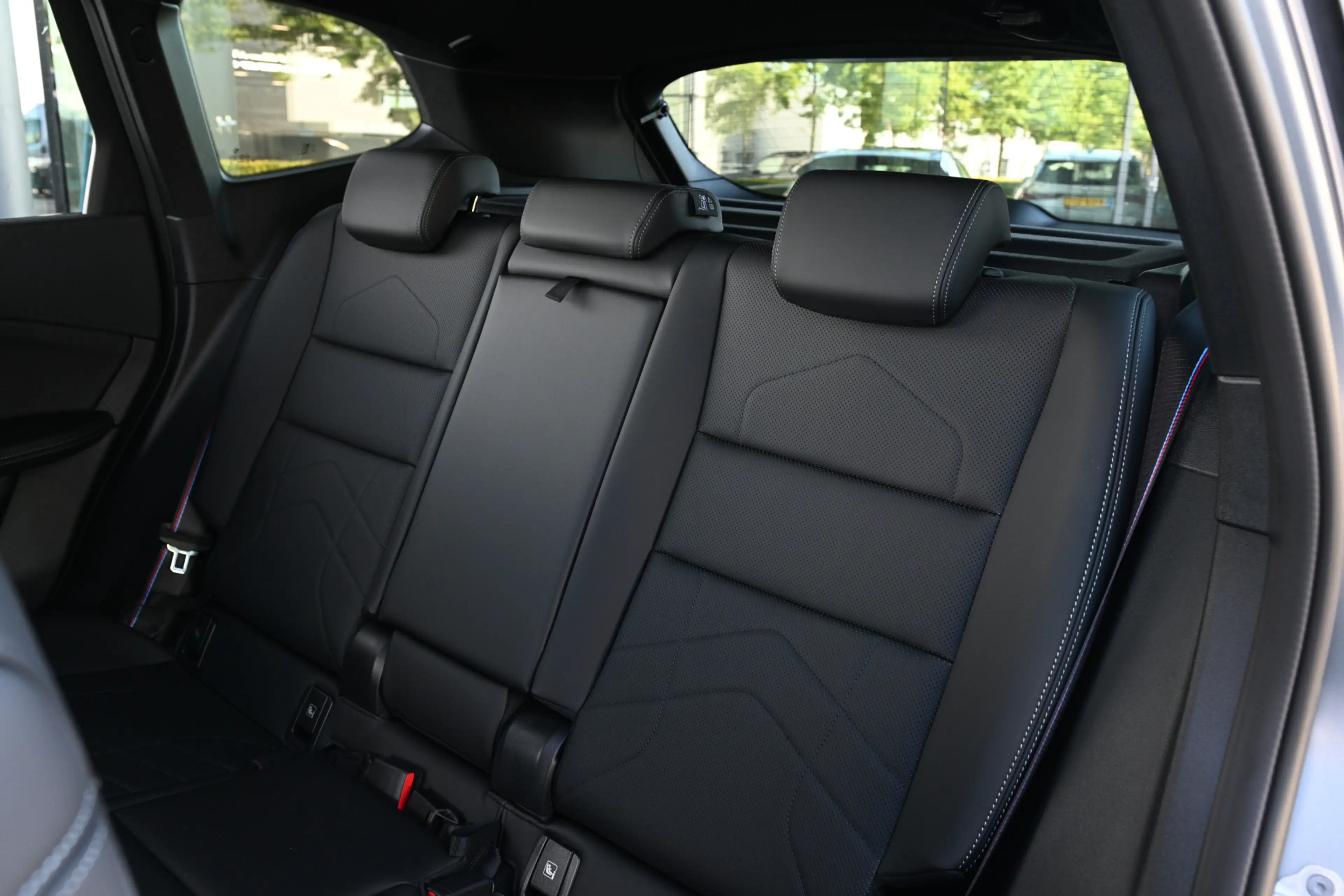 BMW iX1 eDrive20 M Sport / Panoramadak / Sportstoelen / Co — photo 15
