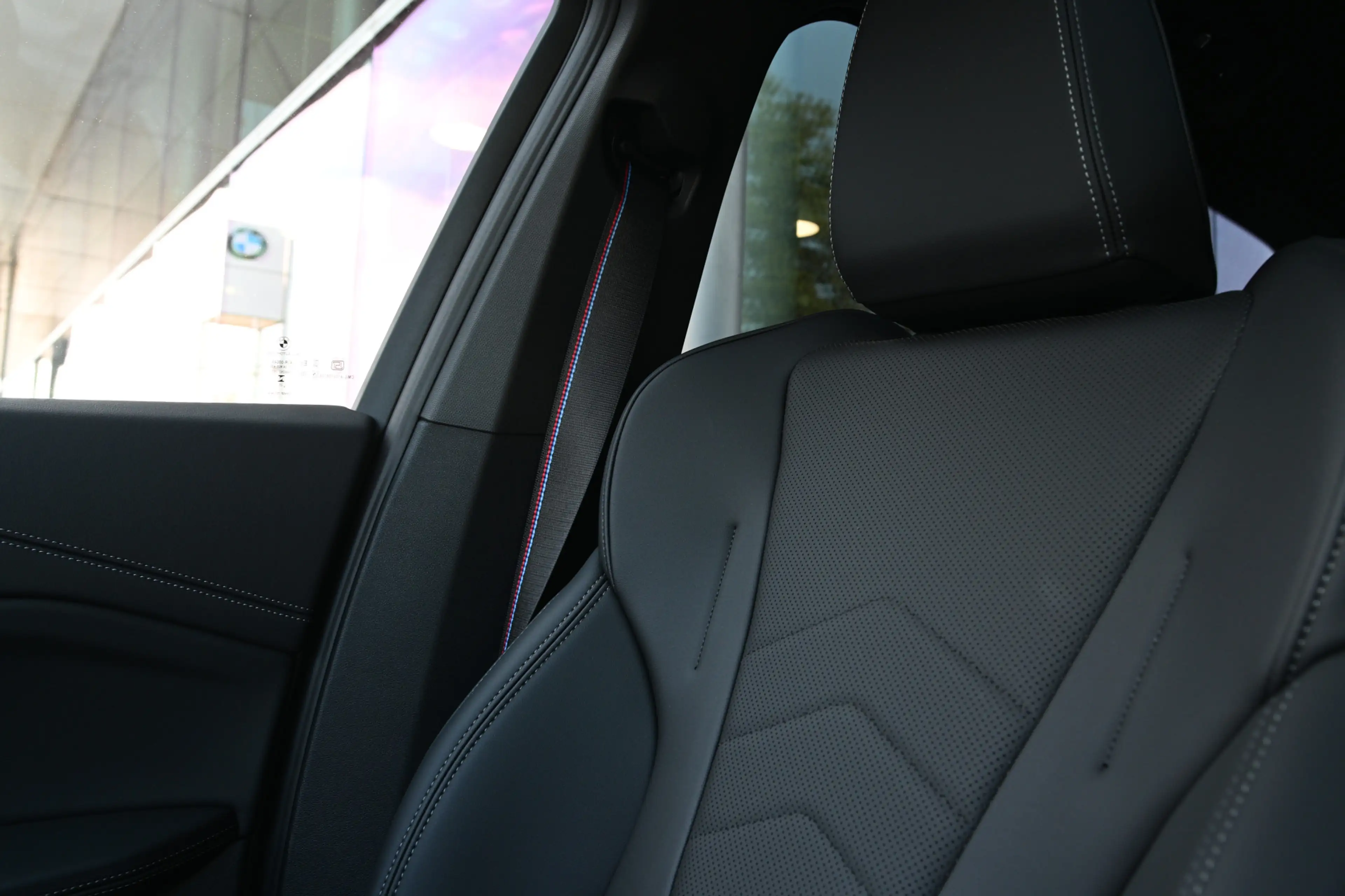 BMW iX1 eDrive20 M Sport / Panoramadak / Sportstoelen / Co — photo 11