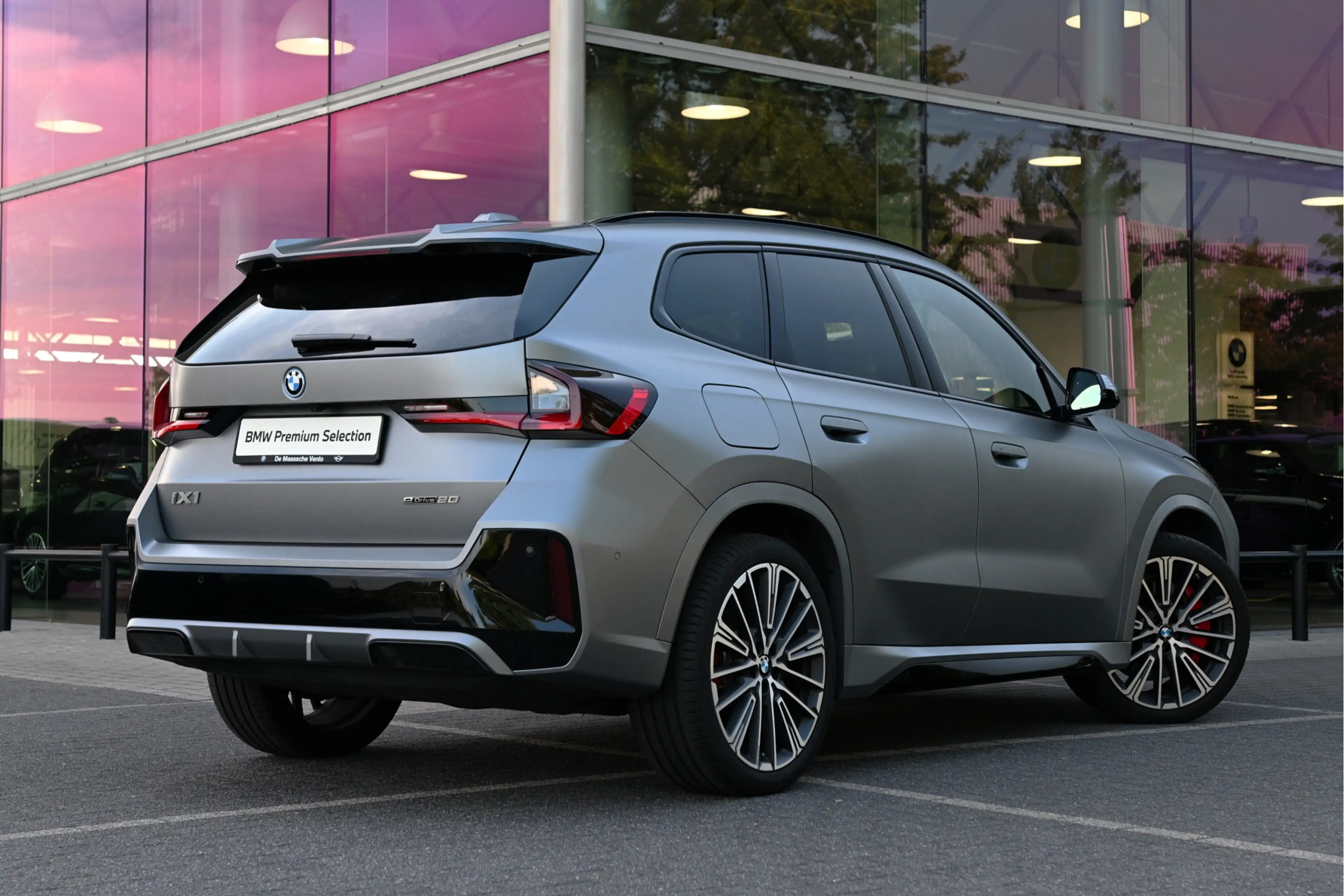 BMW iX1 eDrive20 M Sport / Panoramadak / Sportstoelen / Co — photo 3