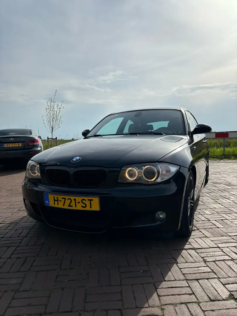 BMW 120 1-serie 120i High Executive M-Pakket/ Nieuwe apk!! Zwart - 1