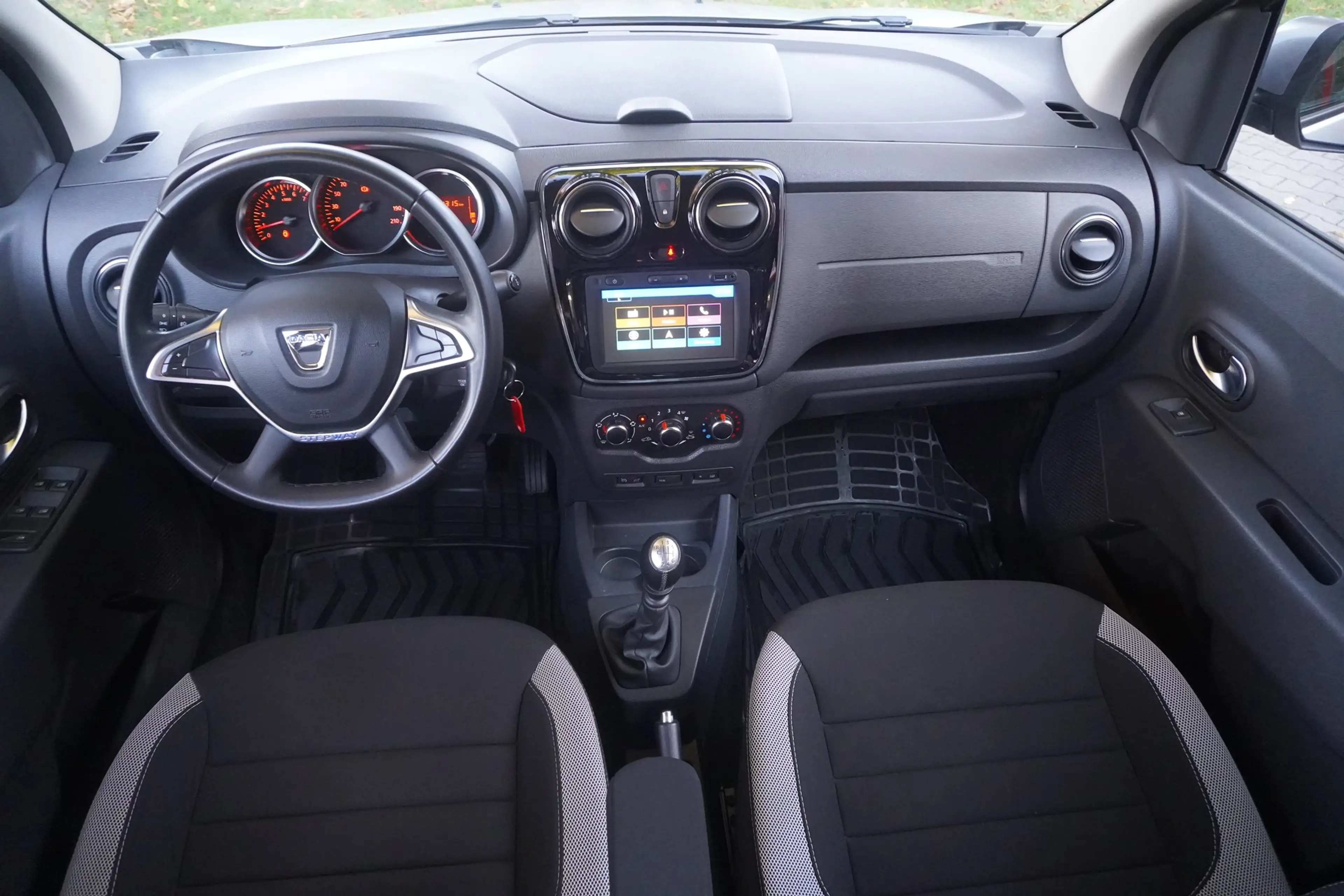Dacia Lodgy 1.3 TCe 130 Stepway Plus GPF 7-Sitzer AHK — photo 12