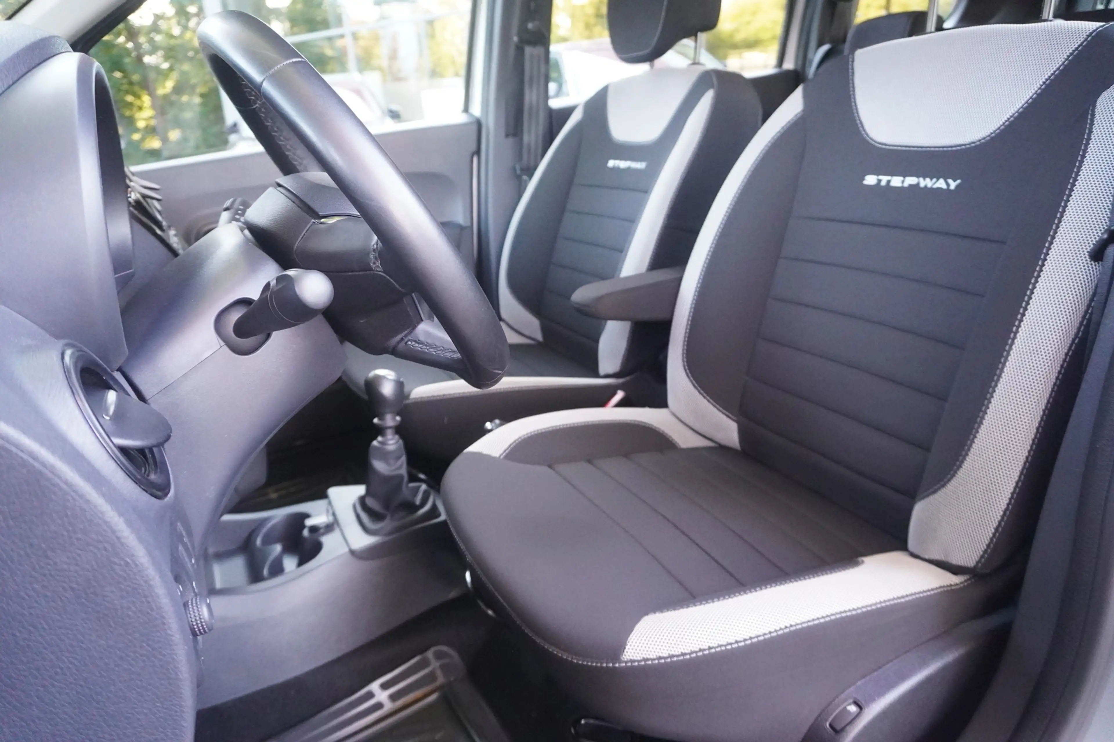 Dacia Lodgy 1.3 TCe 130 Stepway Plus GPF 7-Sitzer AHK — photo 11
