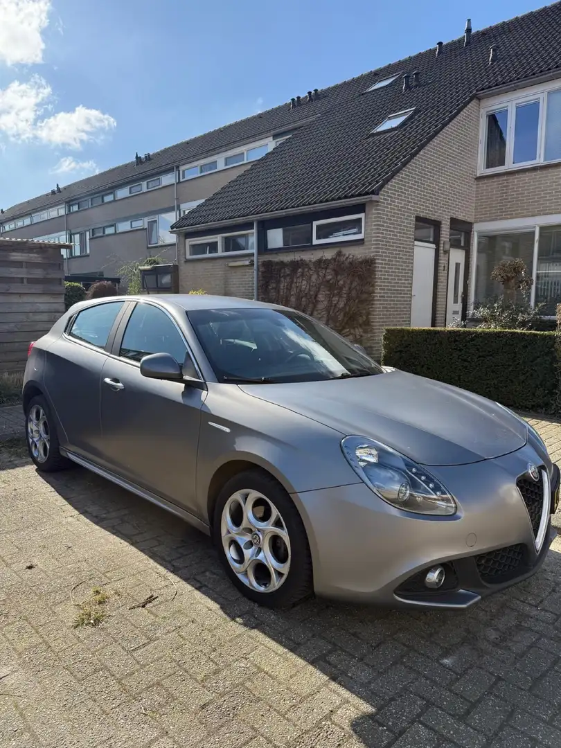 Alfa Romeo Giulietta 1.6 JTDm Super Grijs - 1