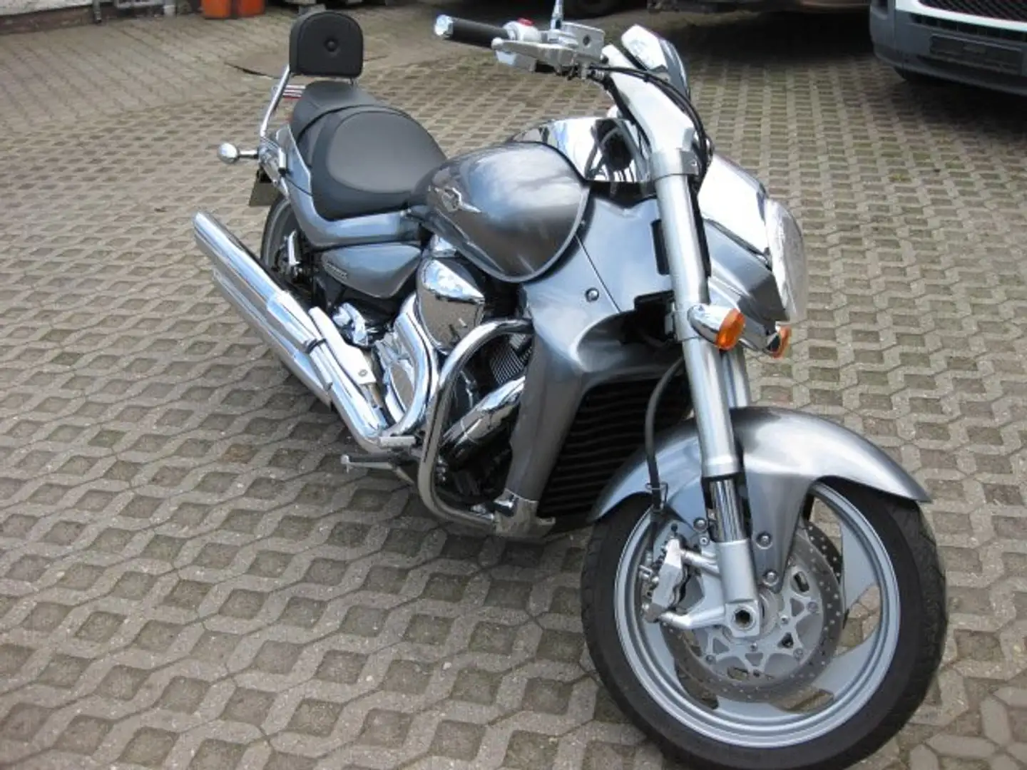 Suzuki VZR 1800 Silber - 2