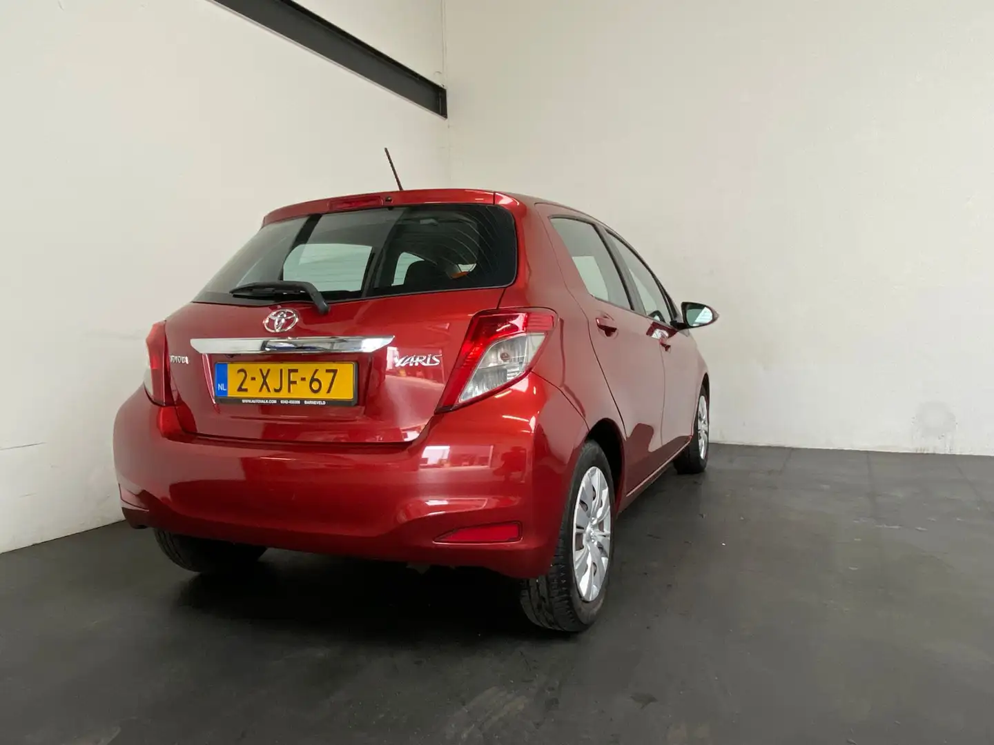 Toyota Yaris 1.3 VVT-i Aspiration Rojo - 2