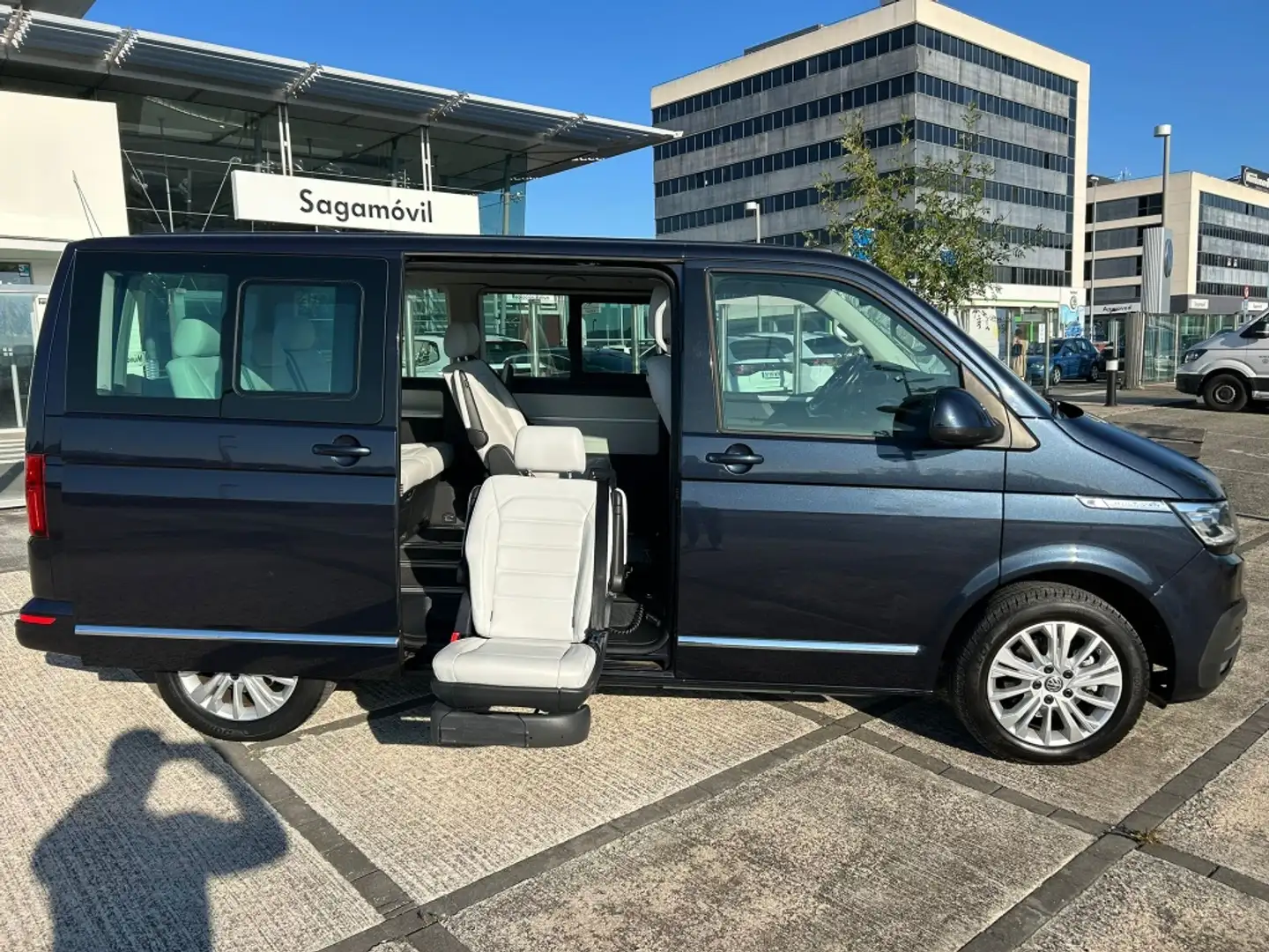 Volkswagen Multivan 2.0 TDI 110KW DSG BMT SWB PREMIUM 5P 7 PL Negro - 1