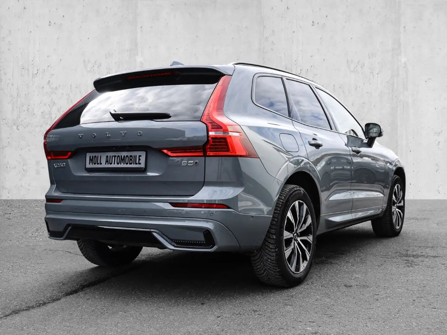 Volvo XC60 Plus Dark AWD B5 Benzin EU6d Allrad Leder digitale Grau - 2