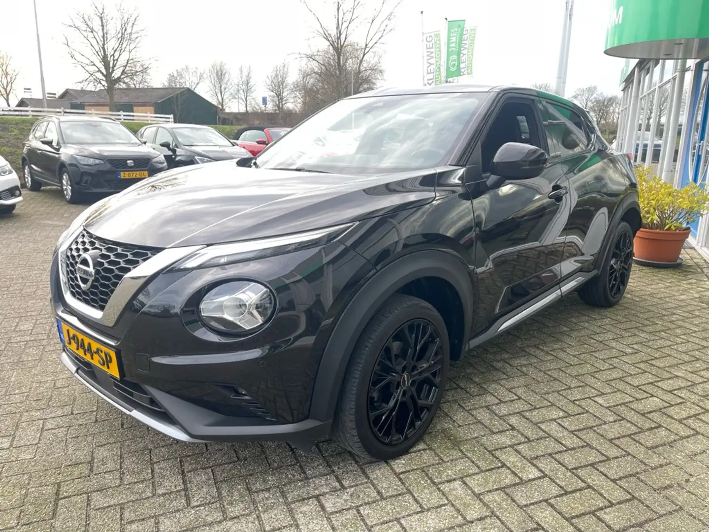 Nissan Juke 1.0 DIG-T N-Connecta, Aut, Nav, Camera, Carplay Noir - 2