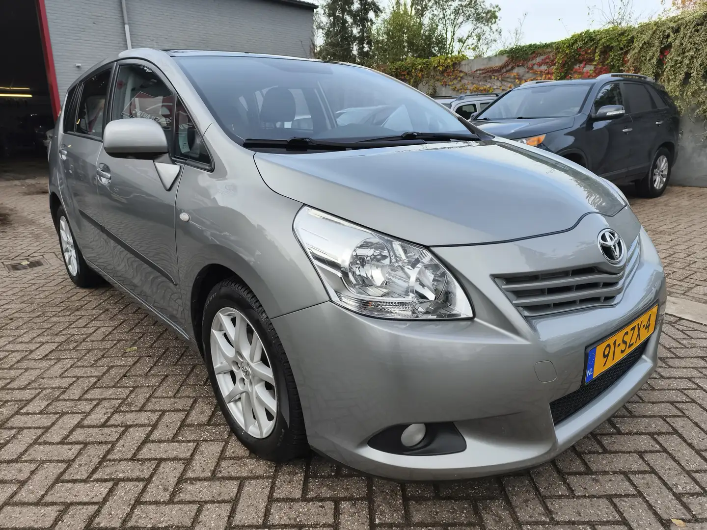 Toyota Verso 1.8 16v VVT-i Business, Panoramadak, Trekhaak Grijs - 1