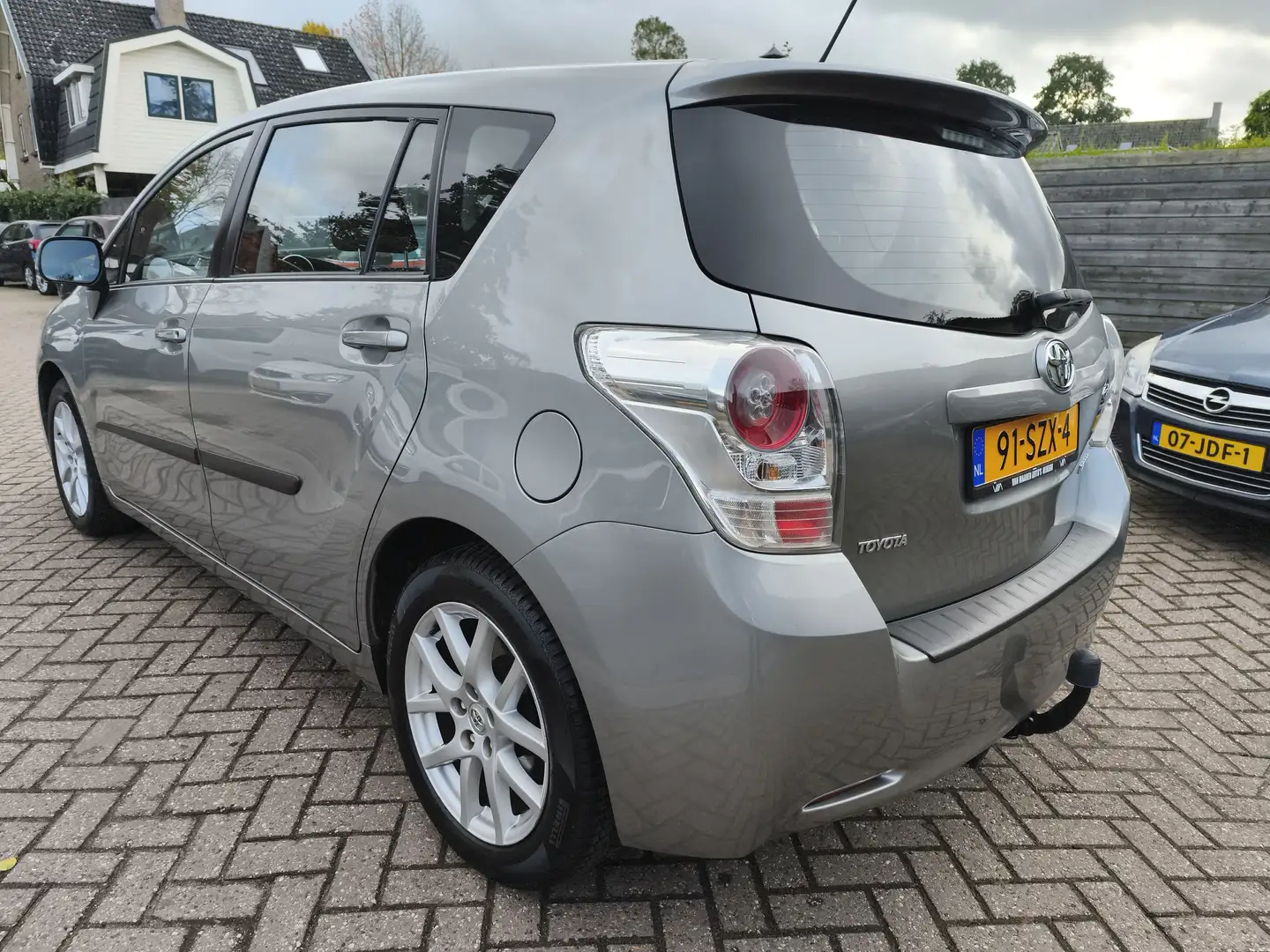 Toyota Verso 1.8 16v VVT-i Business, Panoramadak, Trekhaak Grijs - 2