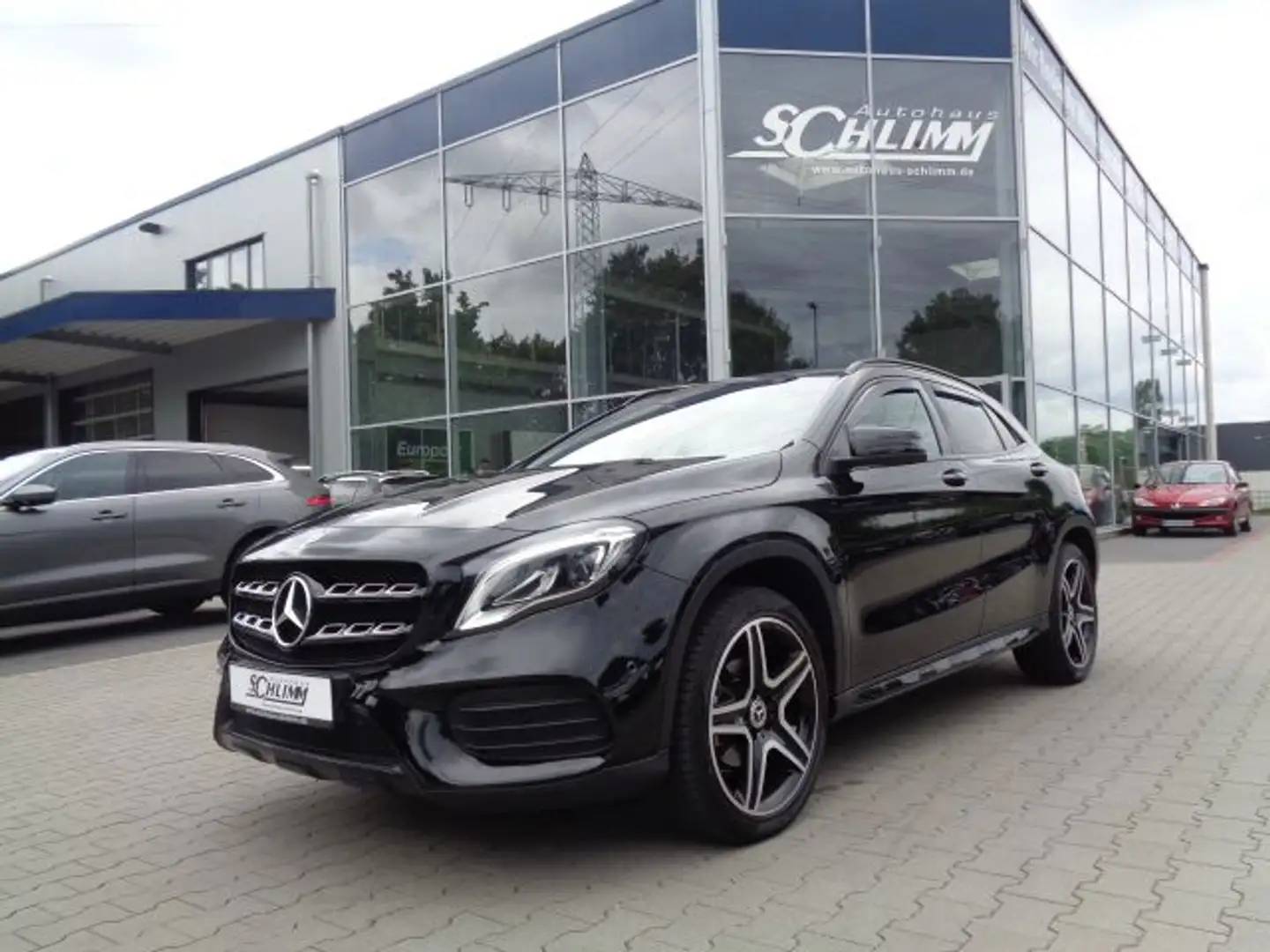 Mercedes-Benz GLA 200 7G-DCT AMG Line Zwart - 1