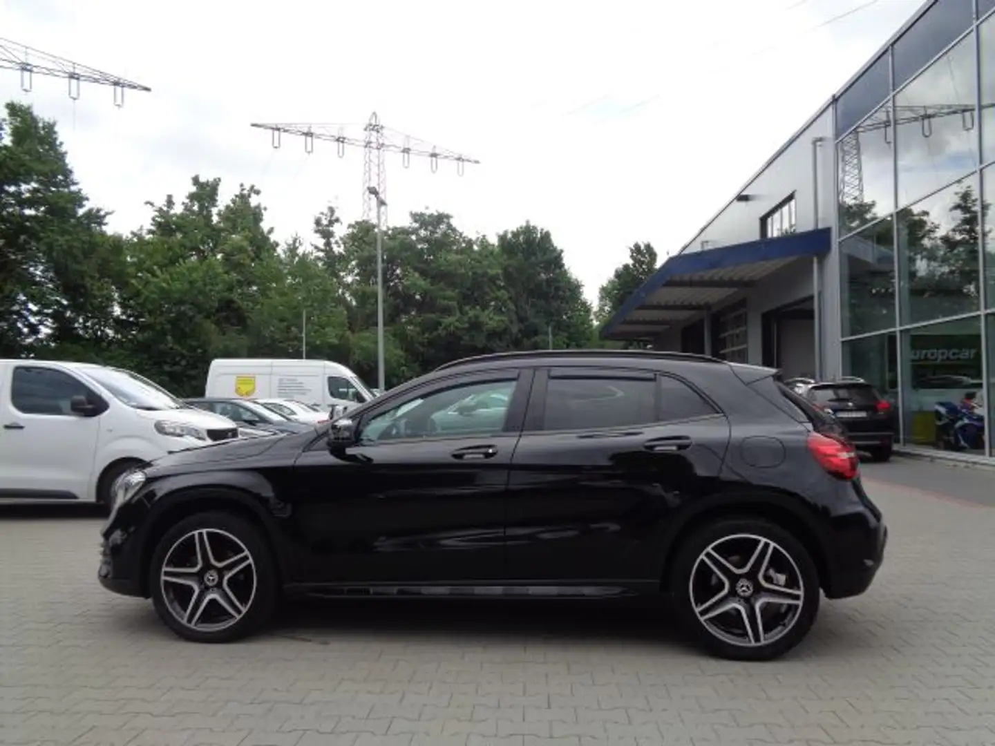Mercedes-Benz GLA 200 7G-DCT AMG Line Zwart - 2
