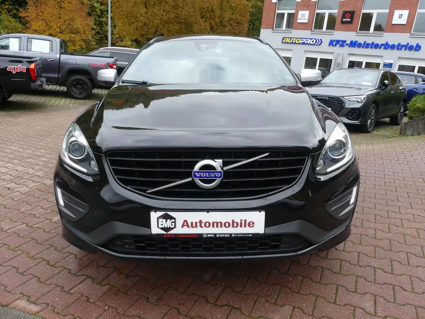 Volvo XC60 *R-Design*Automatik*Klima*SHZ*Navi*Xenon Schwarz - 2