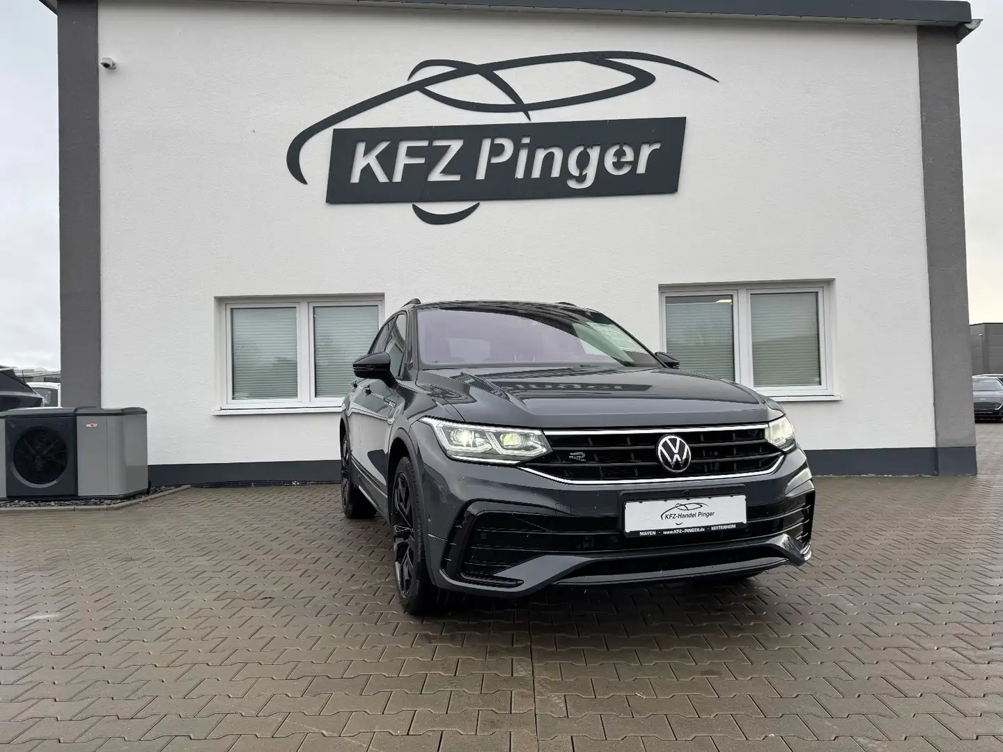 Volkswagen Tiguan R-Line 4Motion Grijs - 1