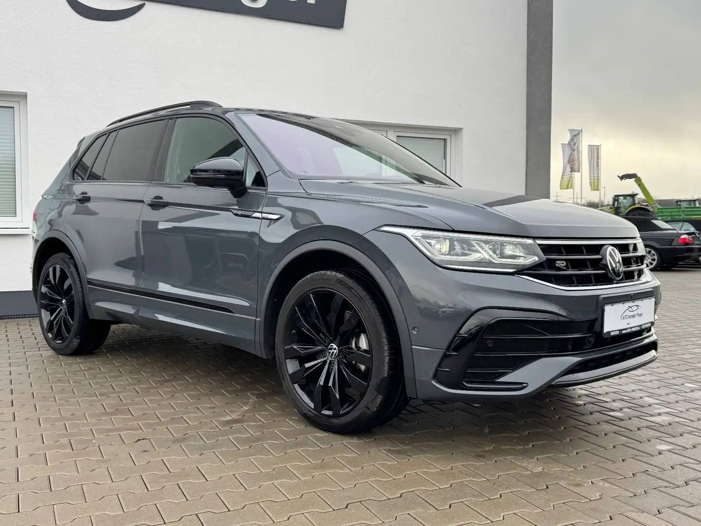 Volkswagen Tiguan R-Line 4Motion Grijs - 2