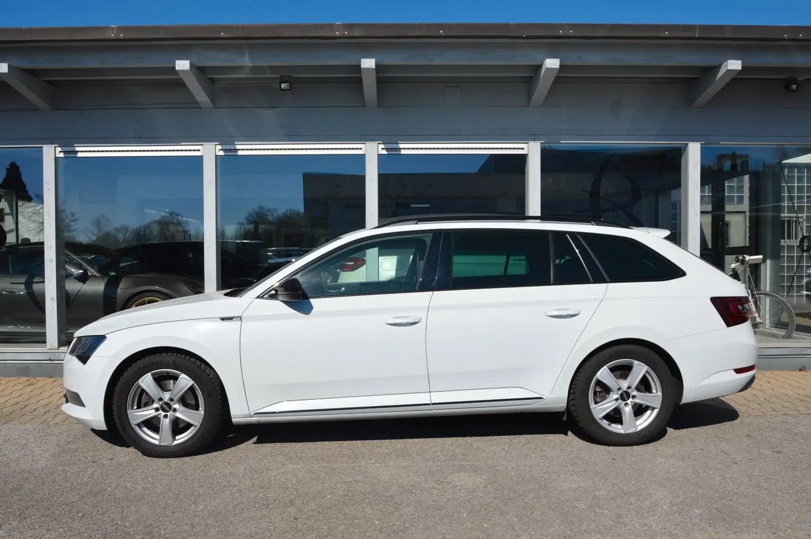 Skoda Superb Combi Sportline 2.0 TDI*NAVI*ACC*CAM*AHK* Weiß - 2