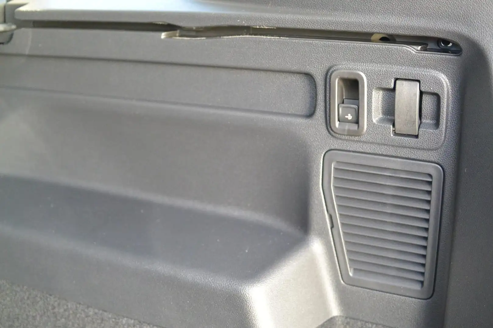 Volkswagen Touran Edition 1.5 TSI 7-Sitzer AHK APP SCHNELL Schwarz - 2