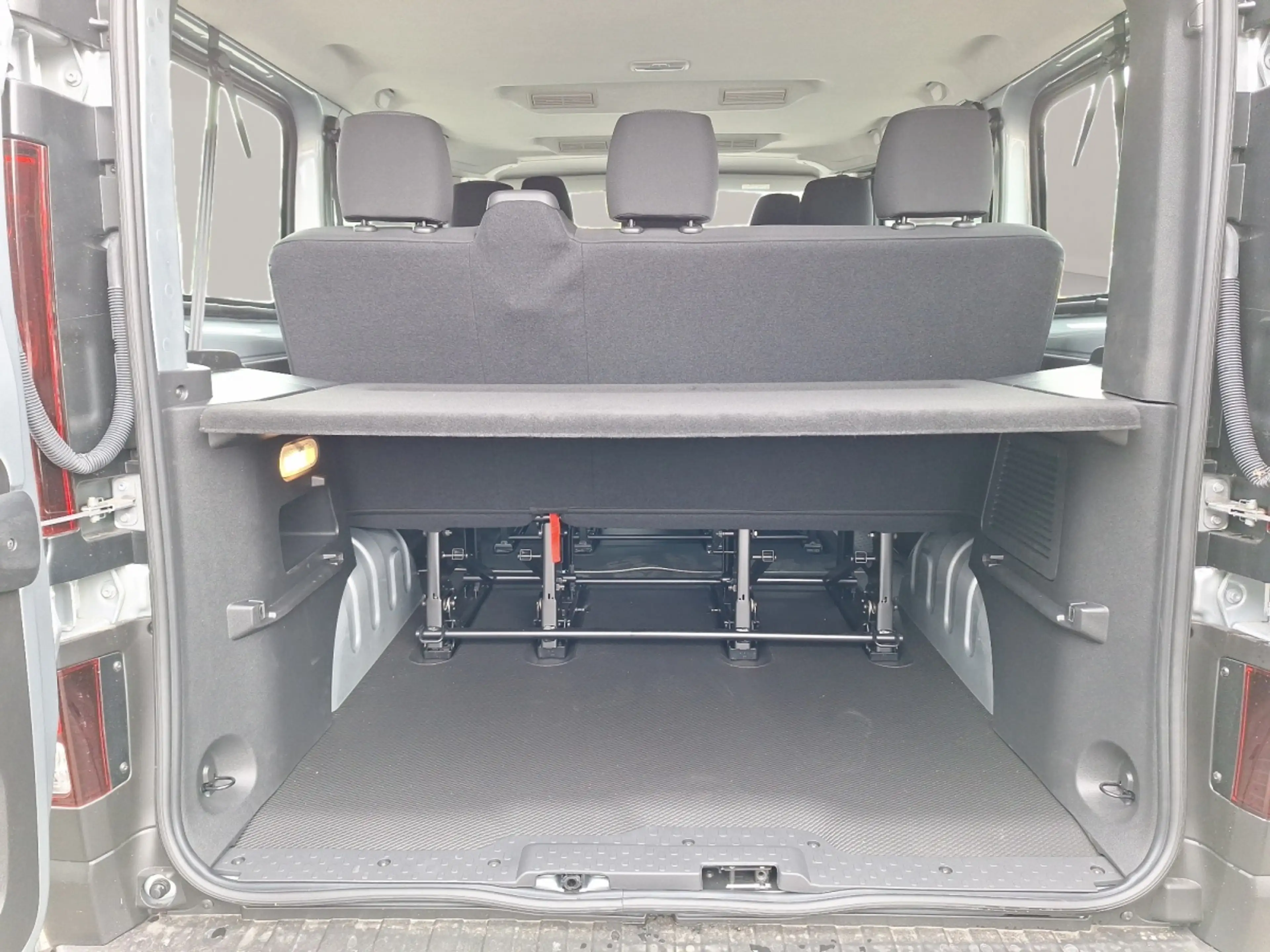 Nissan Primastar Acenta L1H1 dCi 150PS 9-Sitzer — photo 12