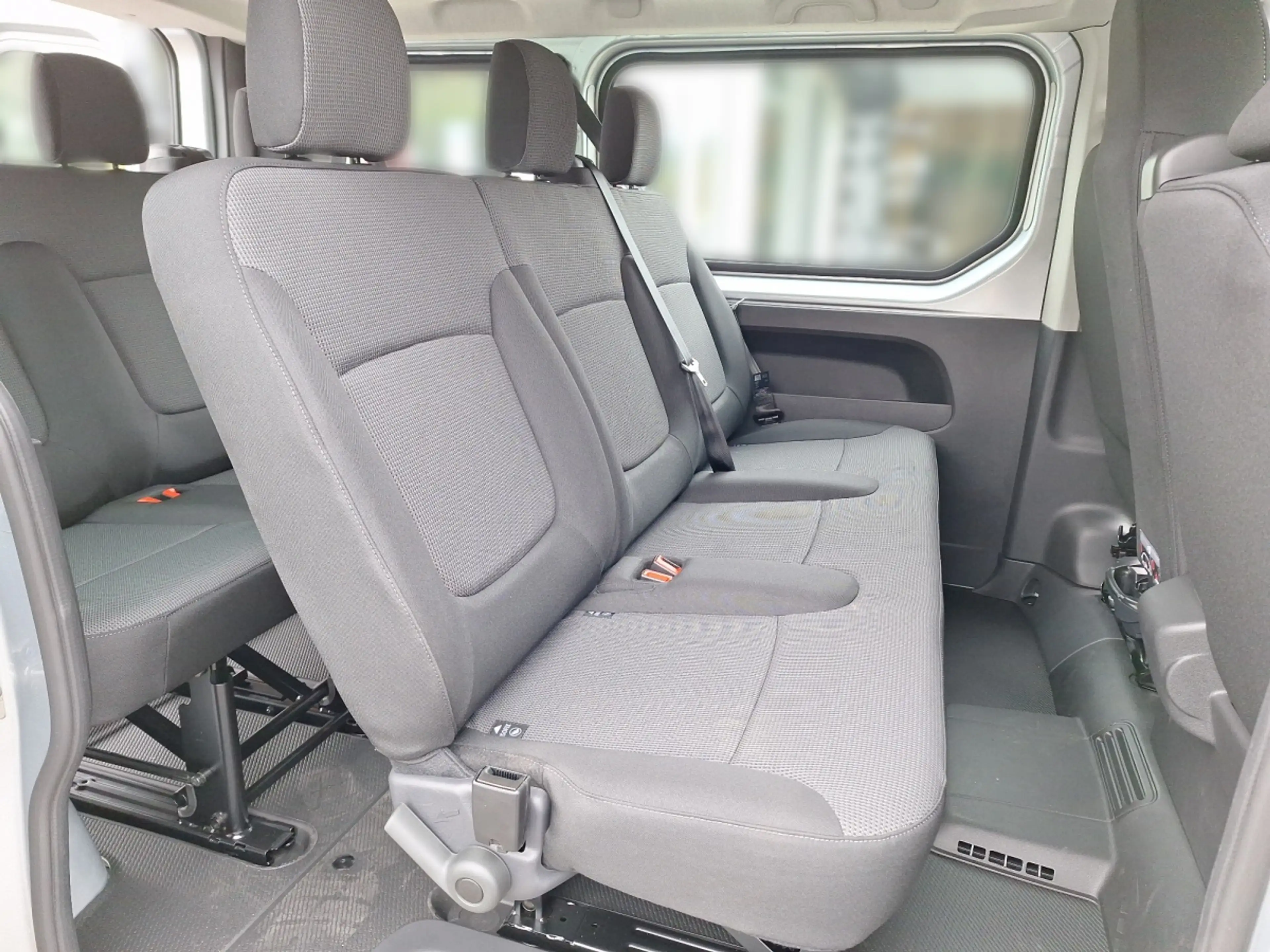 Nissan Primastar Acenta L1H1 dCi 150PS 9-Sitzer — photo 11