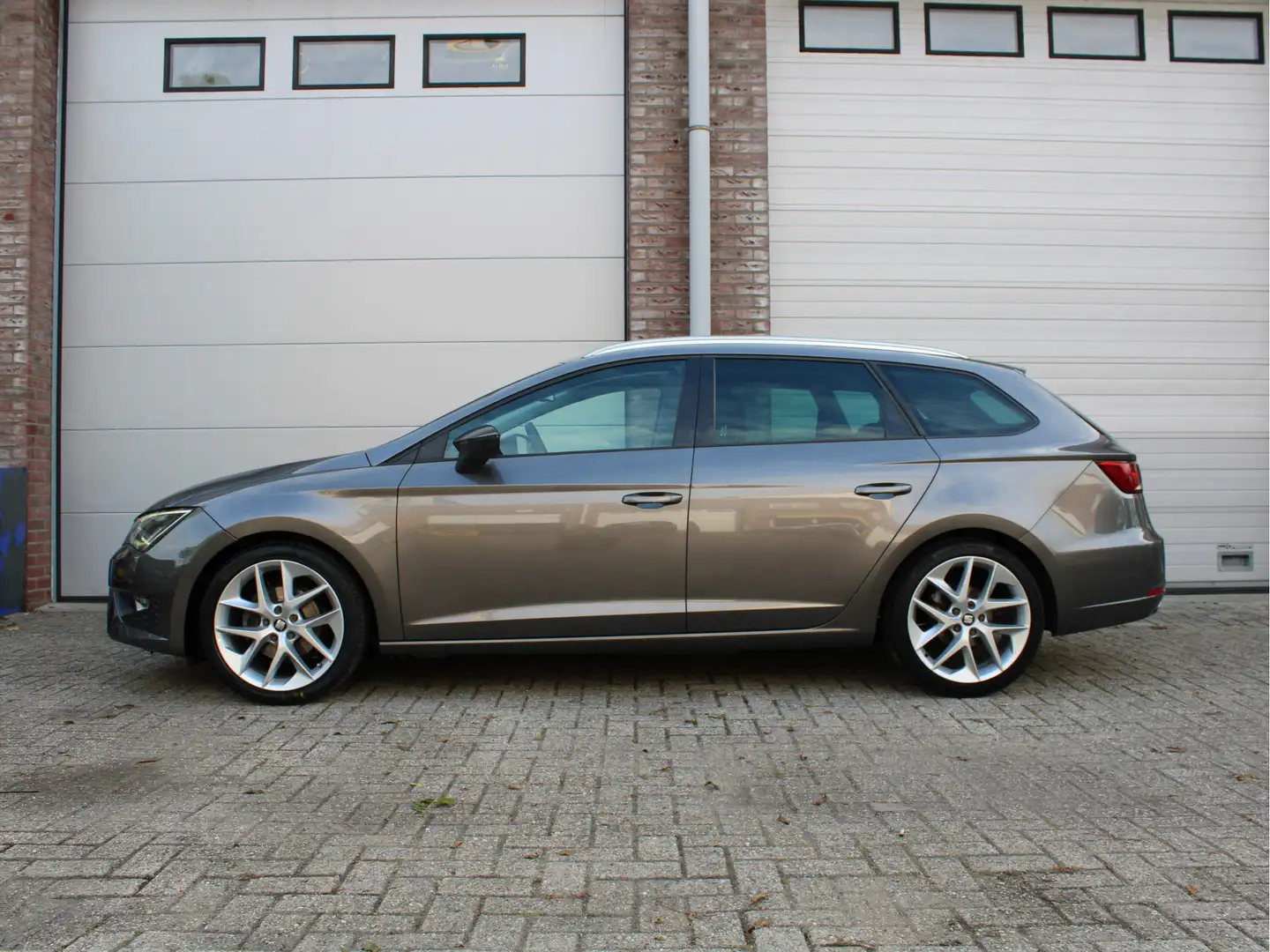 SEAT Leon ST 1.4 TSI ACT FR Dynamic N.A.P/Dealer onderhouden Gris - 2