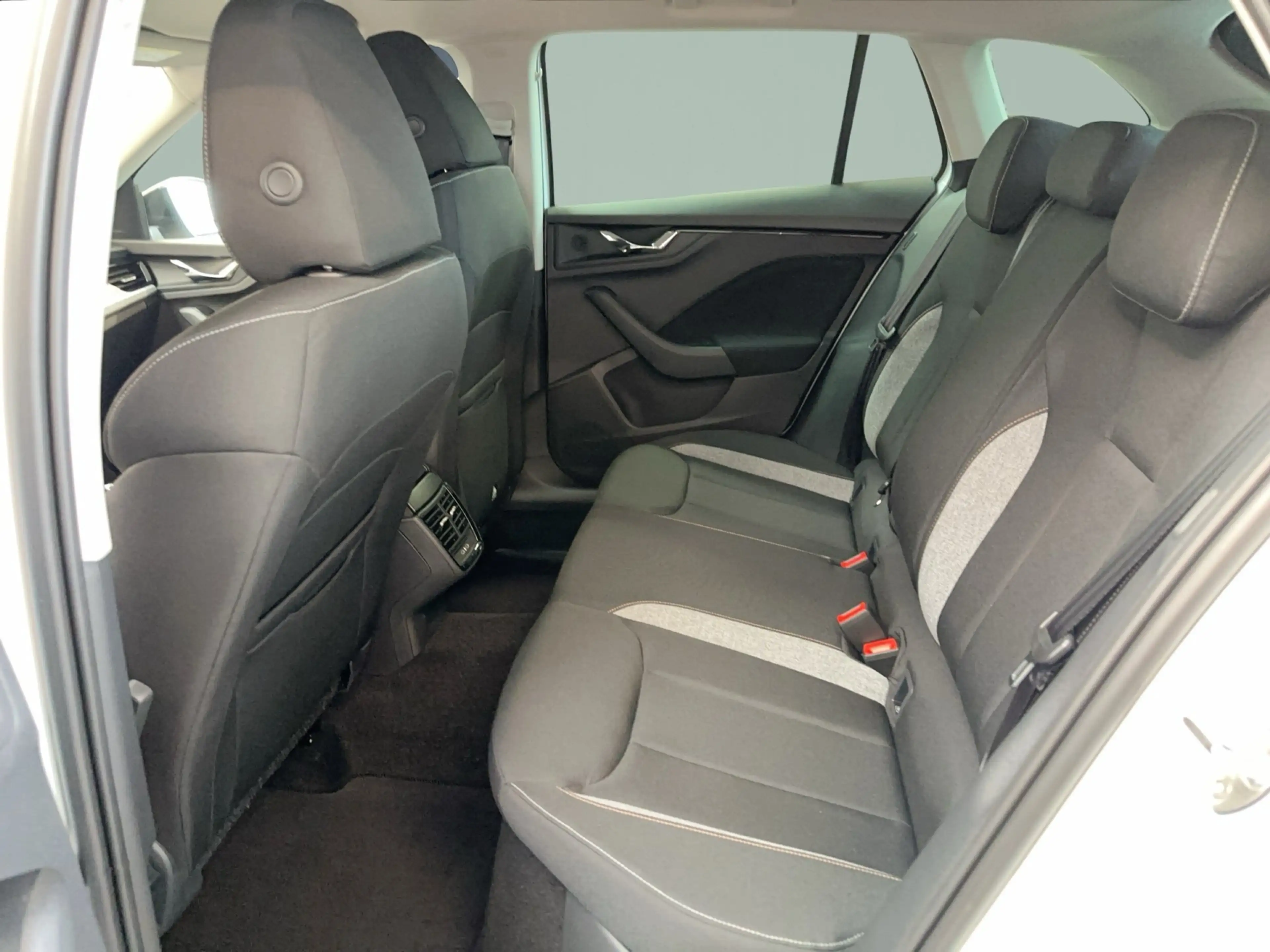 Skoda Scala Balance 1,5l TSI DSG AHK/BLACK/NAVI/ACC — photo 11