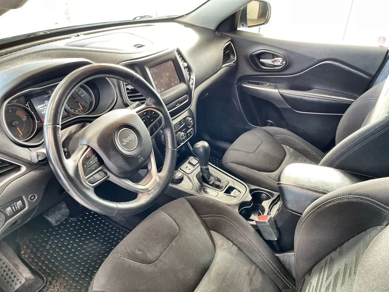 Jeep Cherokee снимка Jeep Cherokee
