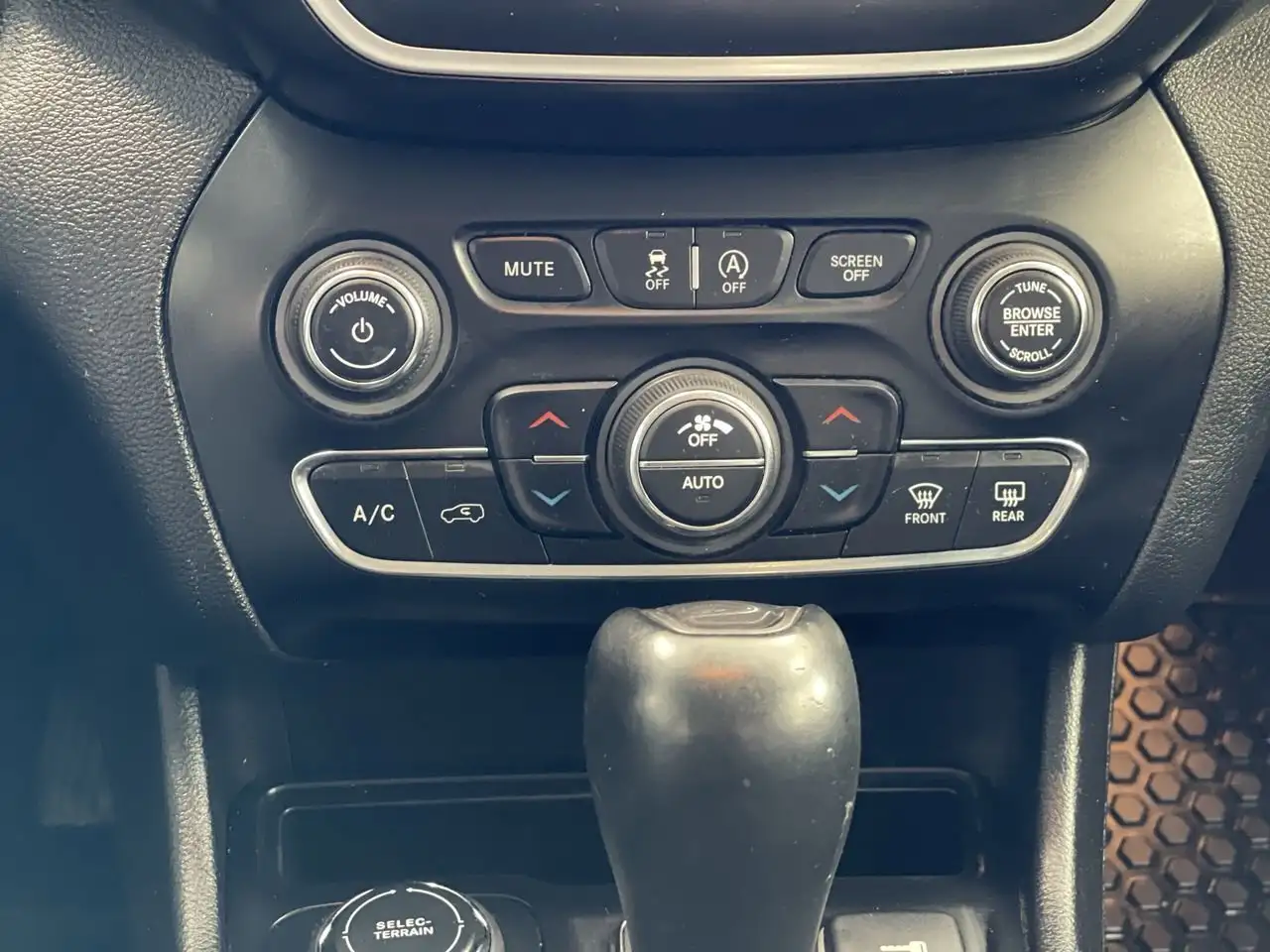 Jeep Cherokee снимка Jeep Cherokee