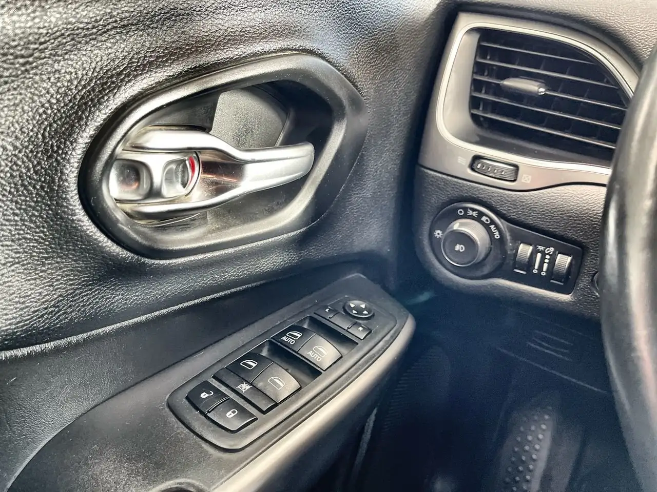 Jeep Cherokee снимка Jeep Cherokee
