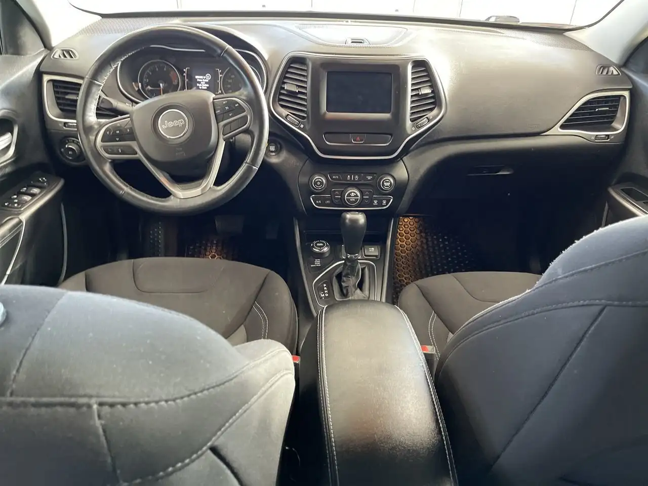Jeep Cherokee снимка Jeep Cherokee