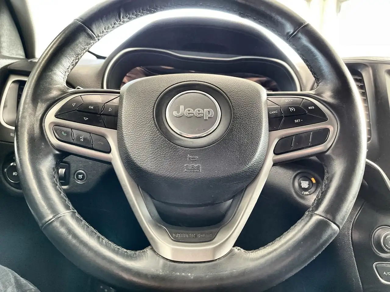 Jeep Cherokee снимка Jeep Cherokee