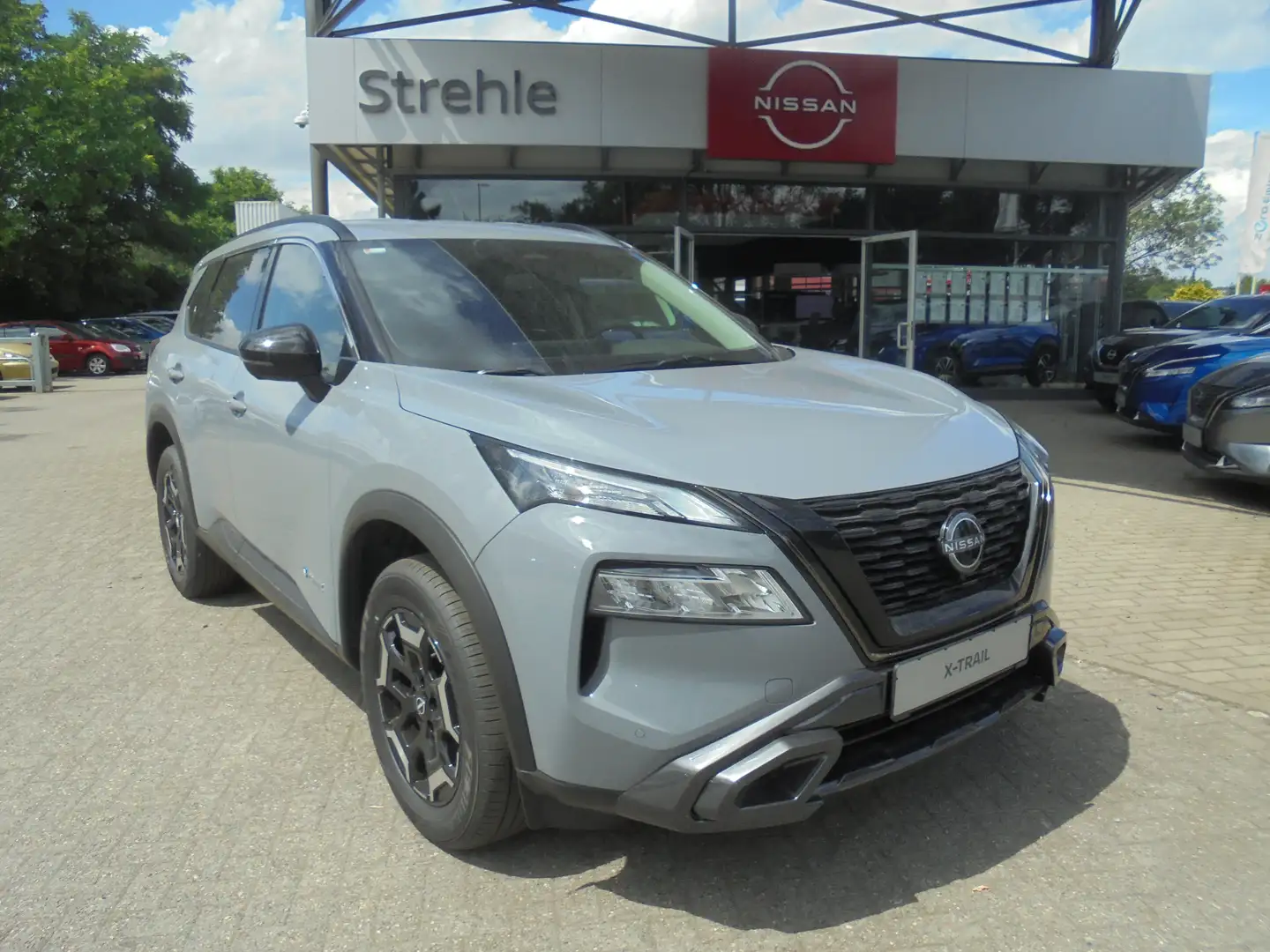 Nissan X-Trail 1.5 VC-T e-4ORCE 4x4 N-TREK 7-Sitze Grey - 2