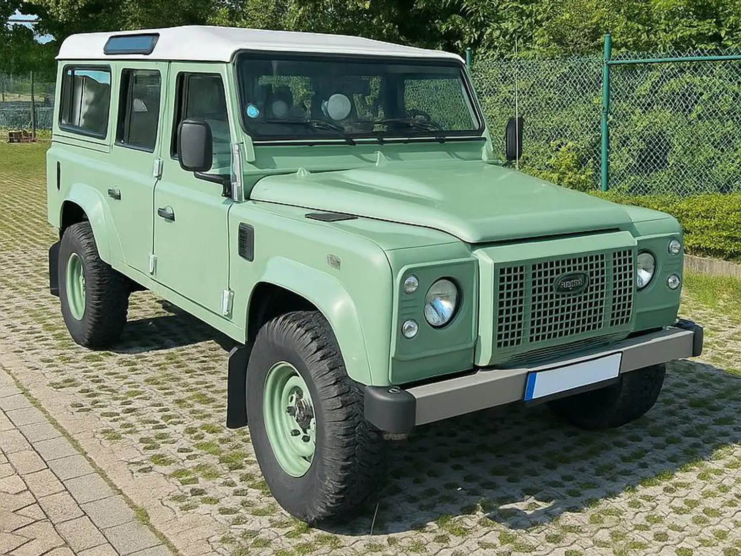 Land Rover Defender 110 TD4 Station Wagon / Heritage / 1.Hand Grün - 1