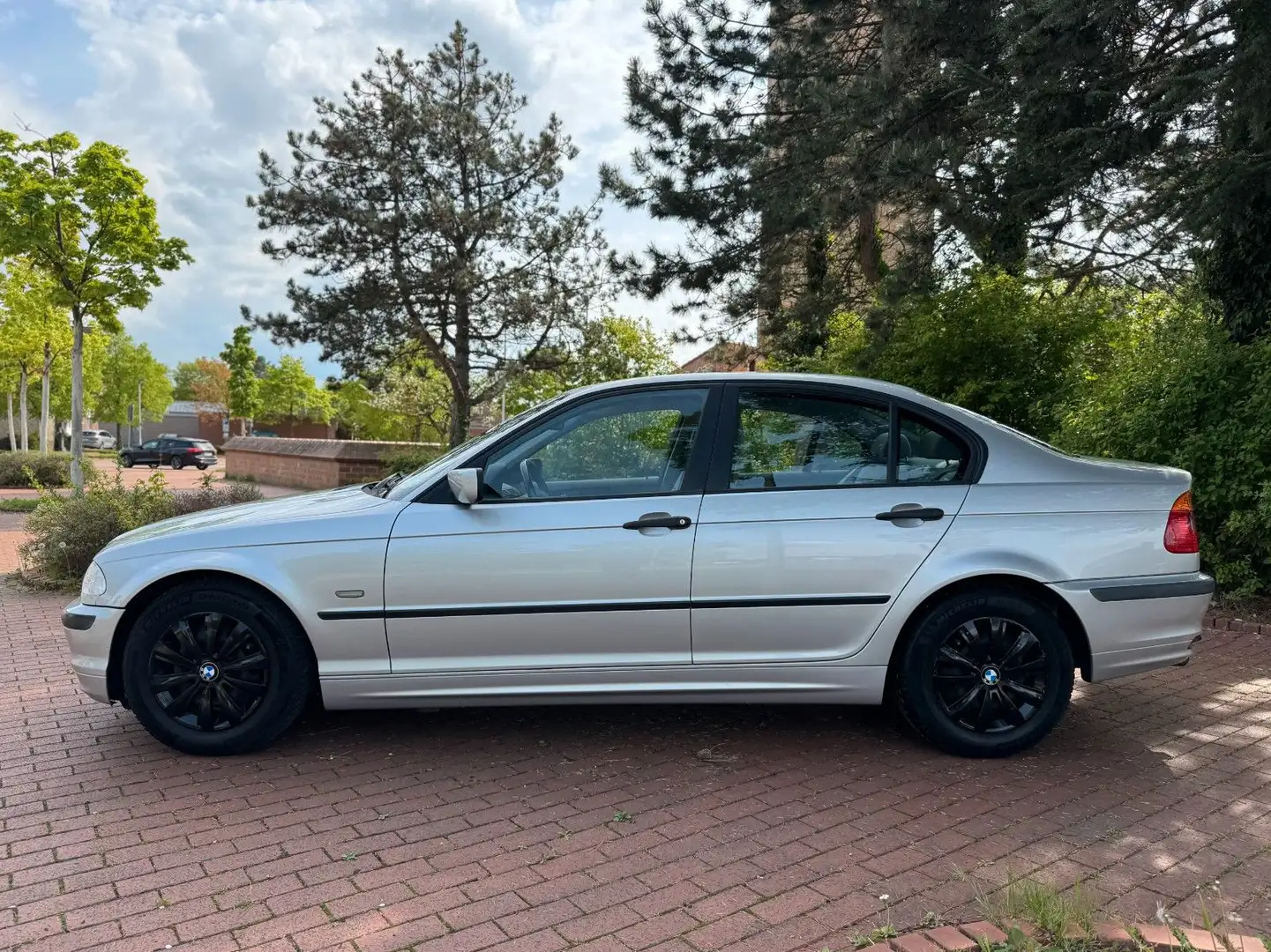 BMW 318 i Automatik|Kamera|Touch|Klima! Šedá - 2