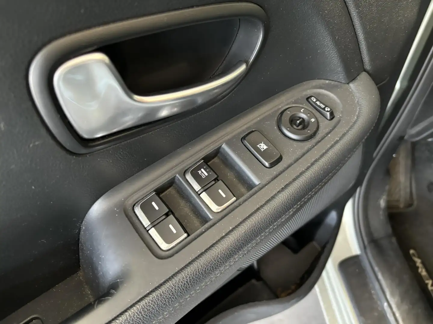 Kia Carens 1.6 GDi ExecutiveLine Grijs - 2