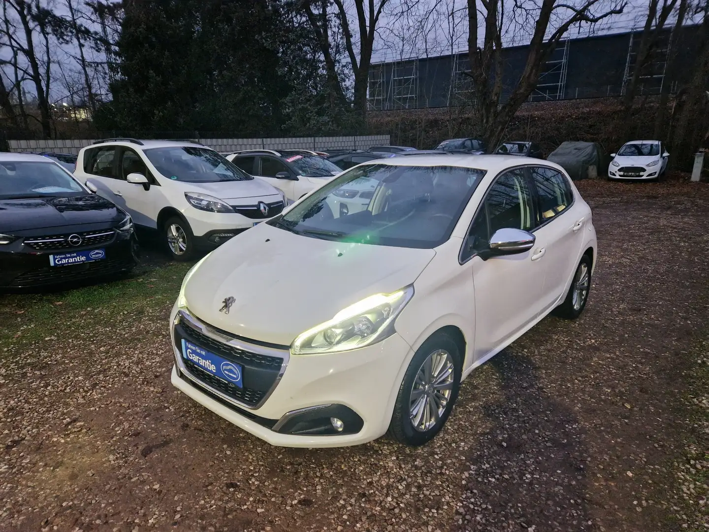 Peugeot 208 1.2T Klima 99Tkm 1Hnd LED Sitzhzg Tempom Alu PDC Bianco - 1