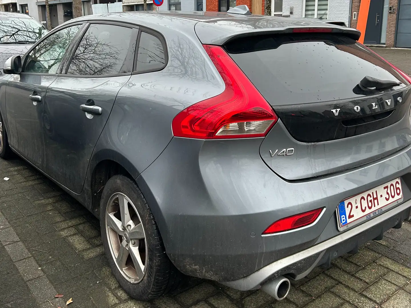 Volvo V40 D2 Kinetic R-Design Gris - 1
