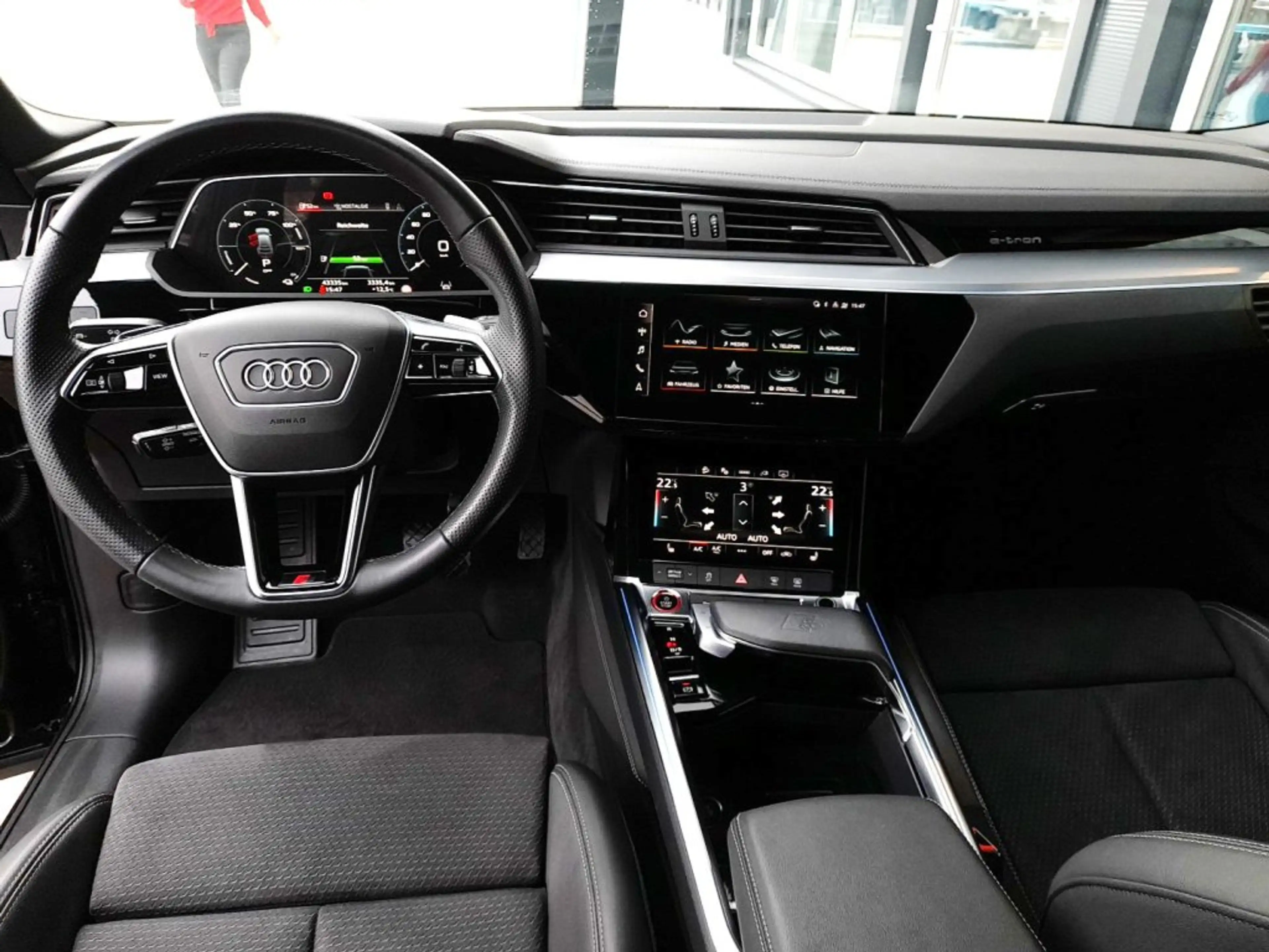 Audi e-tron "S" SB 95 QUATTRO S-LINE BLACK *NP: € 106.420,- / 22 ZOLL / MEMORY SPORTSITZE / ASS PAKETE TOUR & STADT* — photo 4