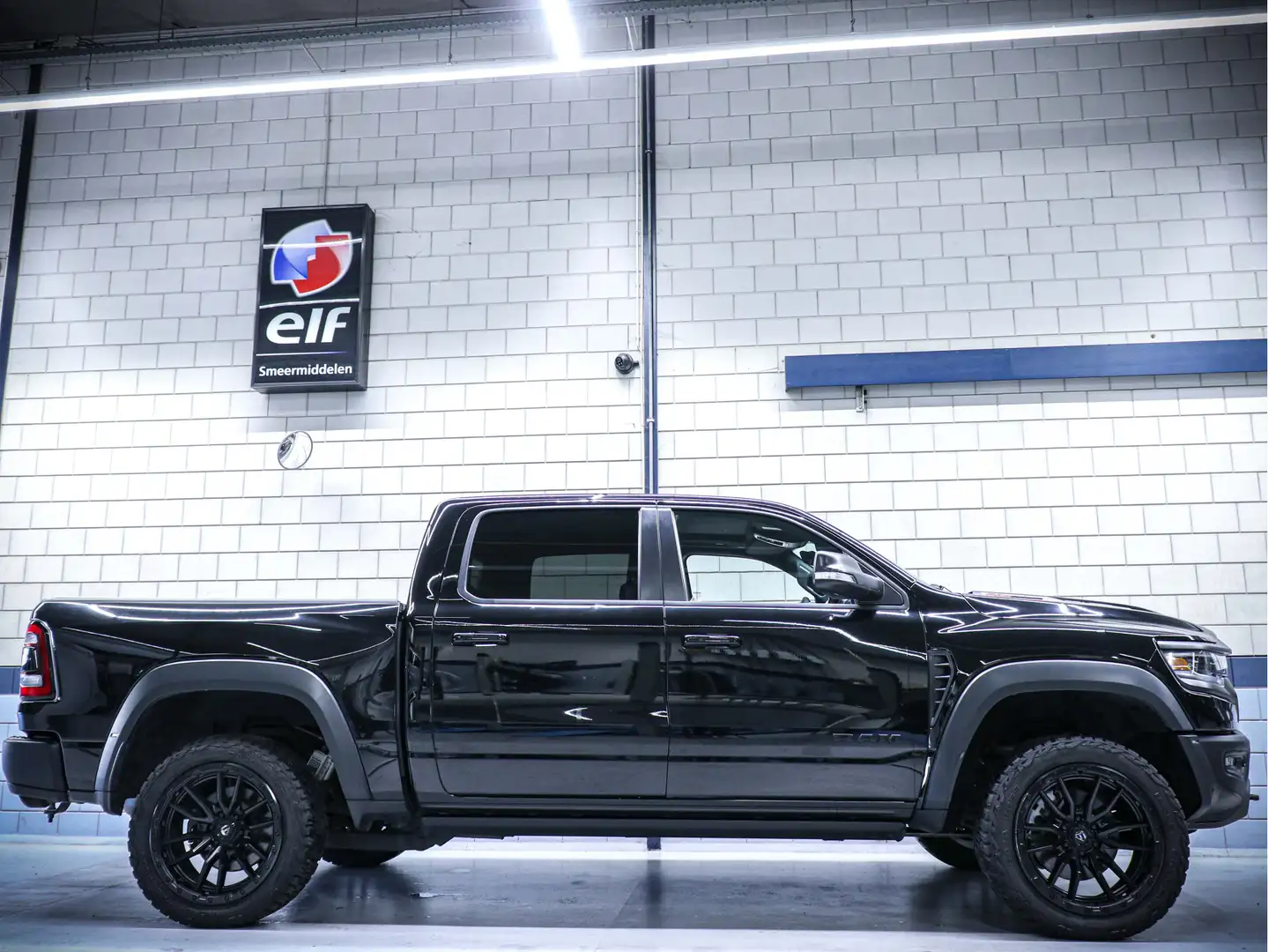 Dodge RAM 1500 TRX Supercharged | 6.2L 717PK V8 4x4 Crew Cab Zwart - 2