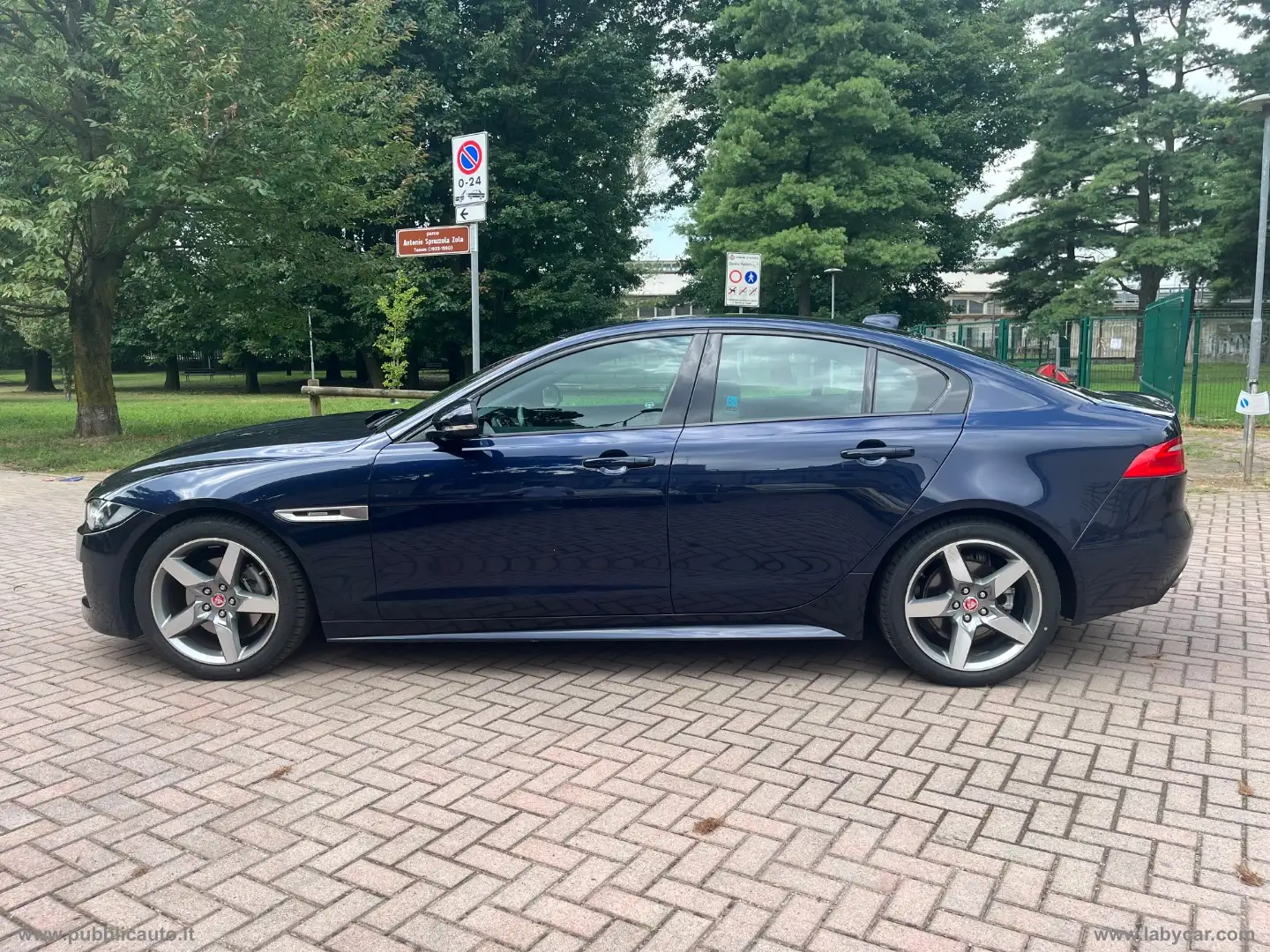 Jaguar XE 2.0 D Turbo 180 CV aut. R-Sport Bleu - 2