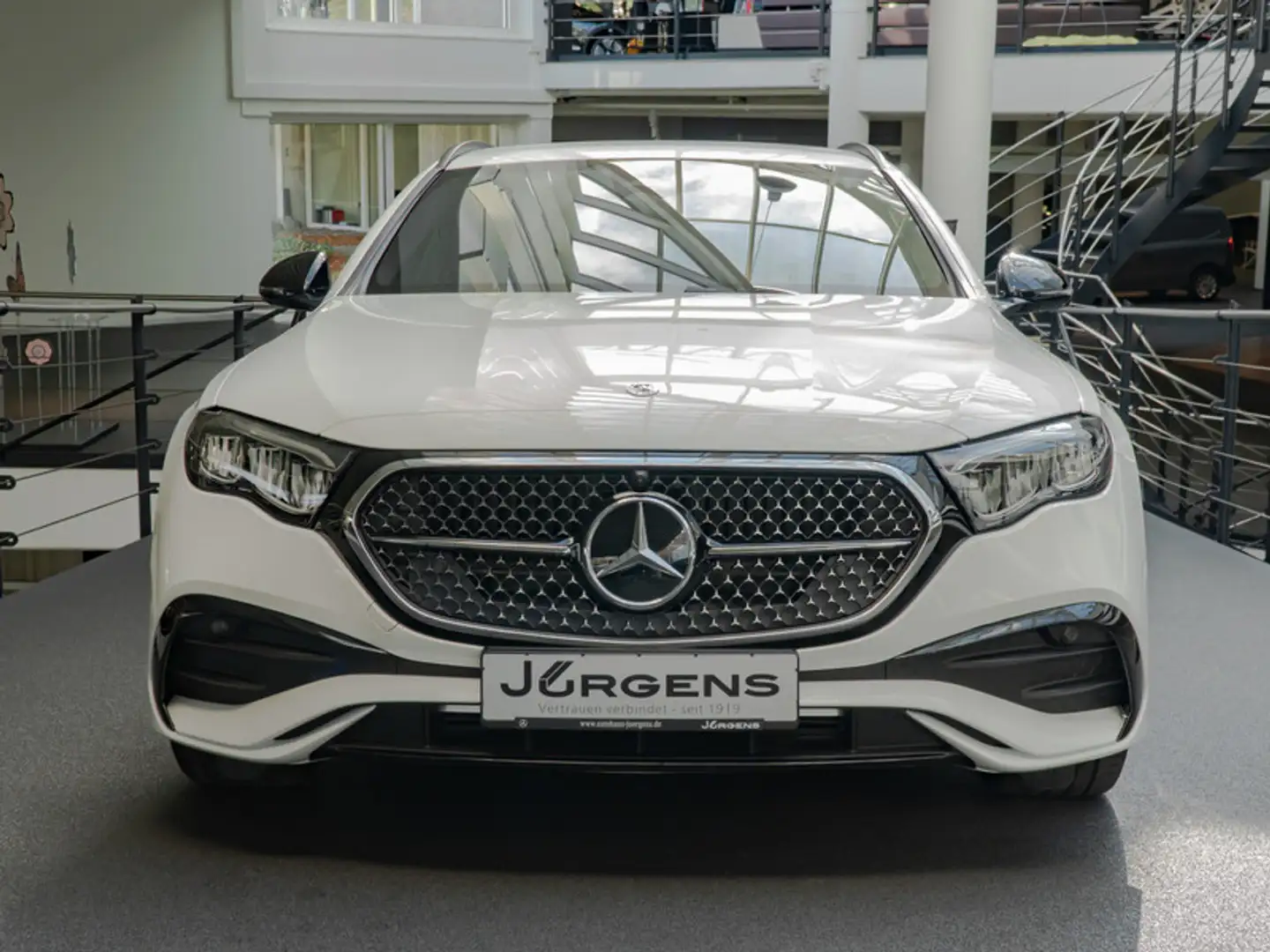 Mercedes-Benz E 220 d T AMG-Sport/LED/360/AHK/Night/Distr/19' Wit - 2