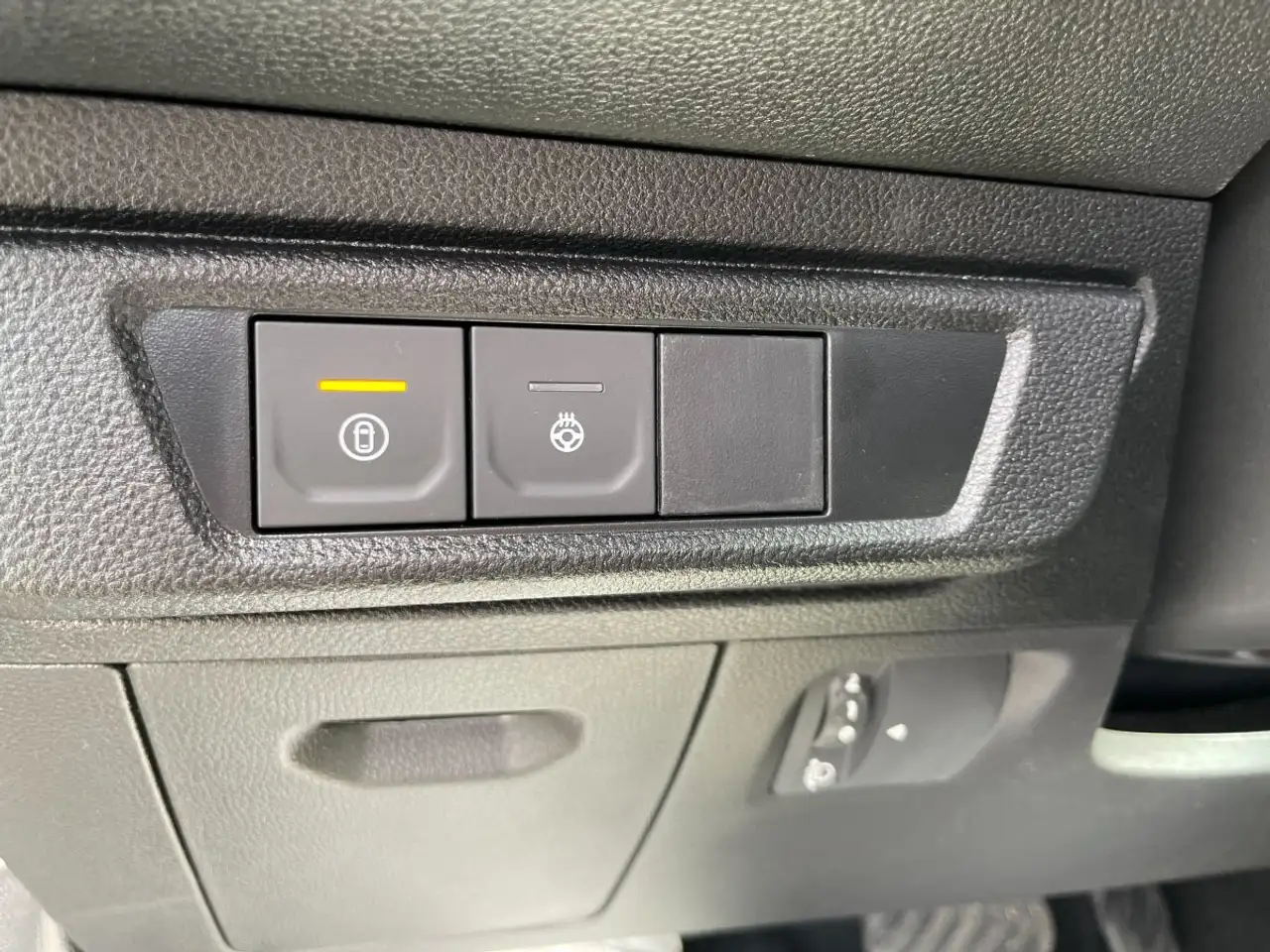 Dacia Jogger Extreme Hybrid 155 Automatik, 360° Kamera, Lenkrad 23